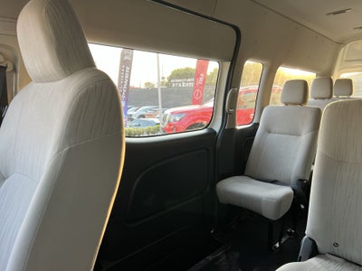 2024 Nissan Urvan 4p Amplia L4/2.5 Man 15/Pas P/Seg