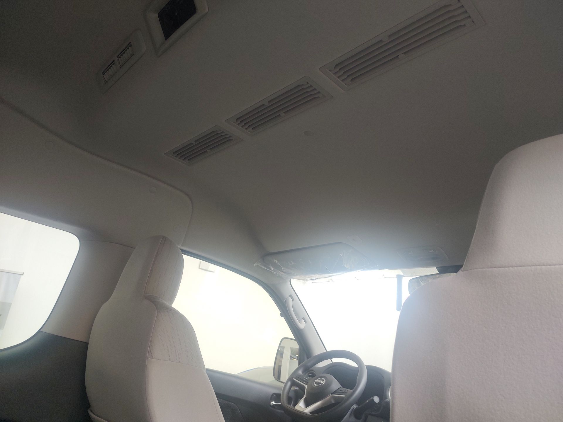 2026 Nissan Urvan 4p Amplia L4/2.5 Man Ventanas