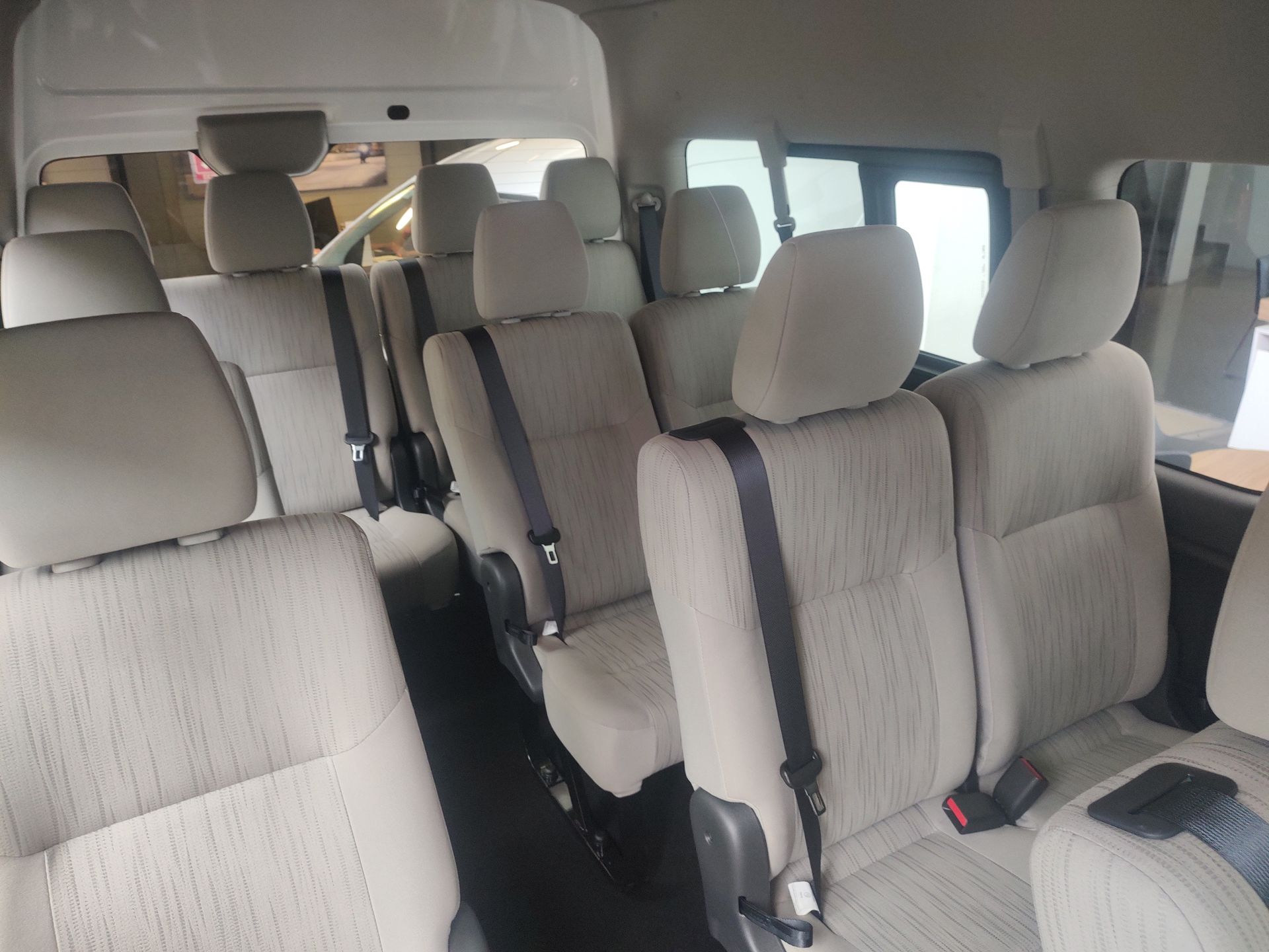 2026 Nissan Urvan 4p Amplia L4/2.5 Man Ventanas