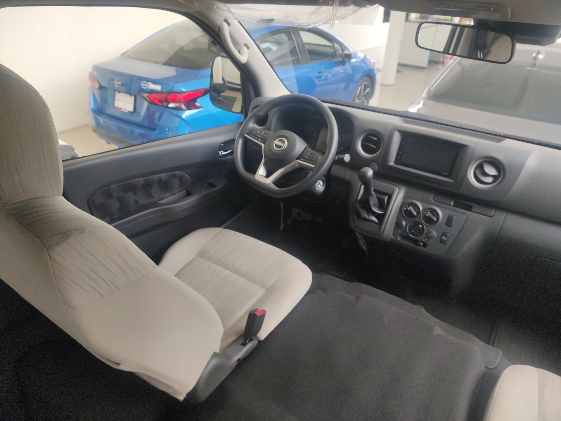 2026 Nissan Urvan 4p Amplia L4/2.5 Man Ventanas