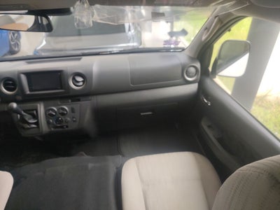 2026 Nissan Urvan 4p Amplia L4/2.5 Man Ventanas
