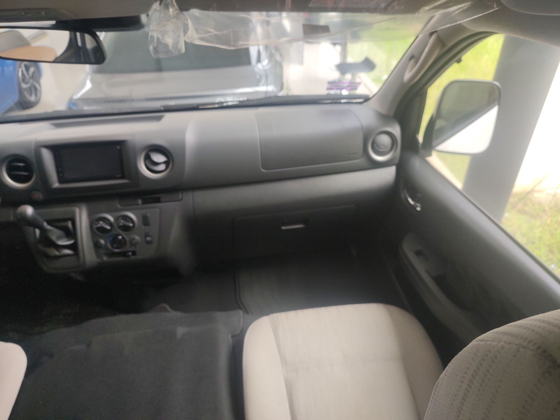 2026 Nissan Urvan 4p Amplia L4/2.5 Man Ventanas