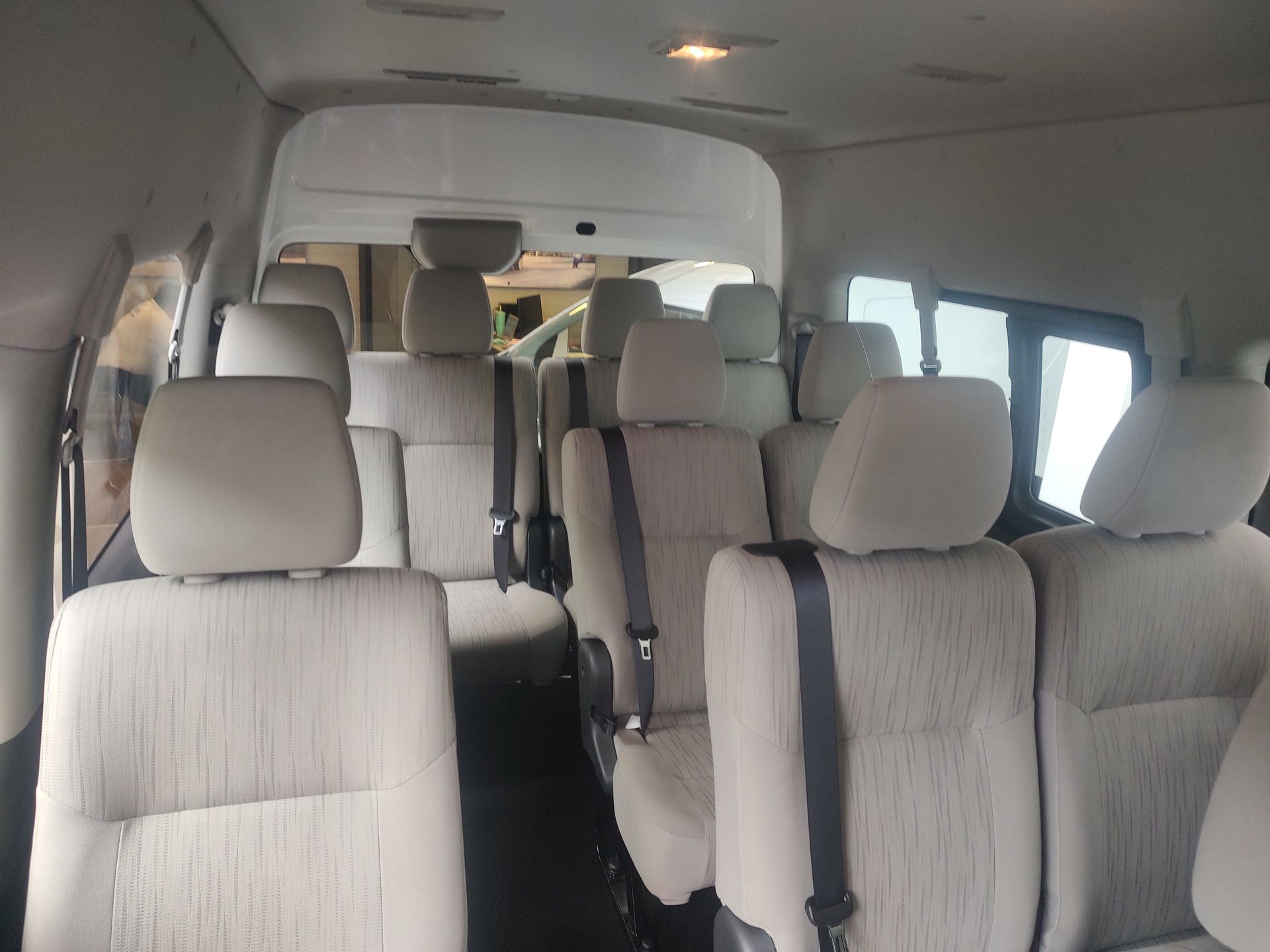 2026 Nissan Urvan 4p Amplia L4/2.5 Man Ventanas