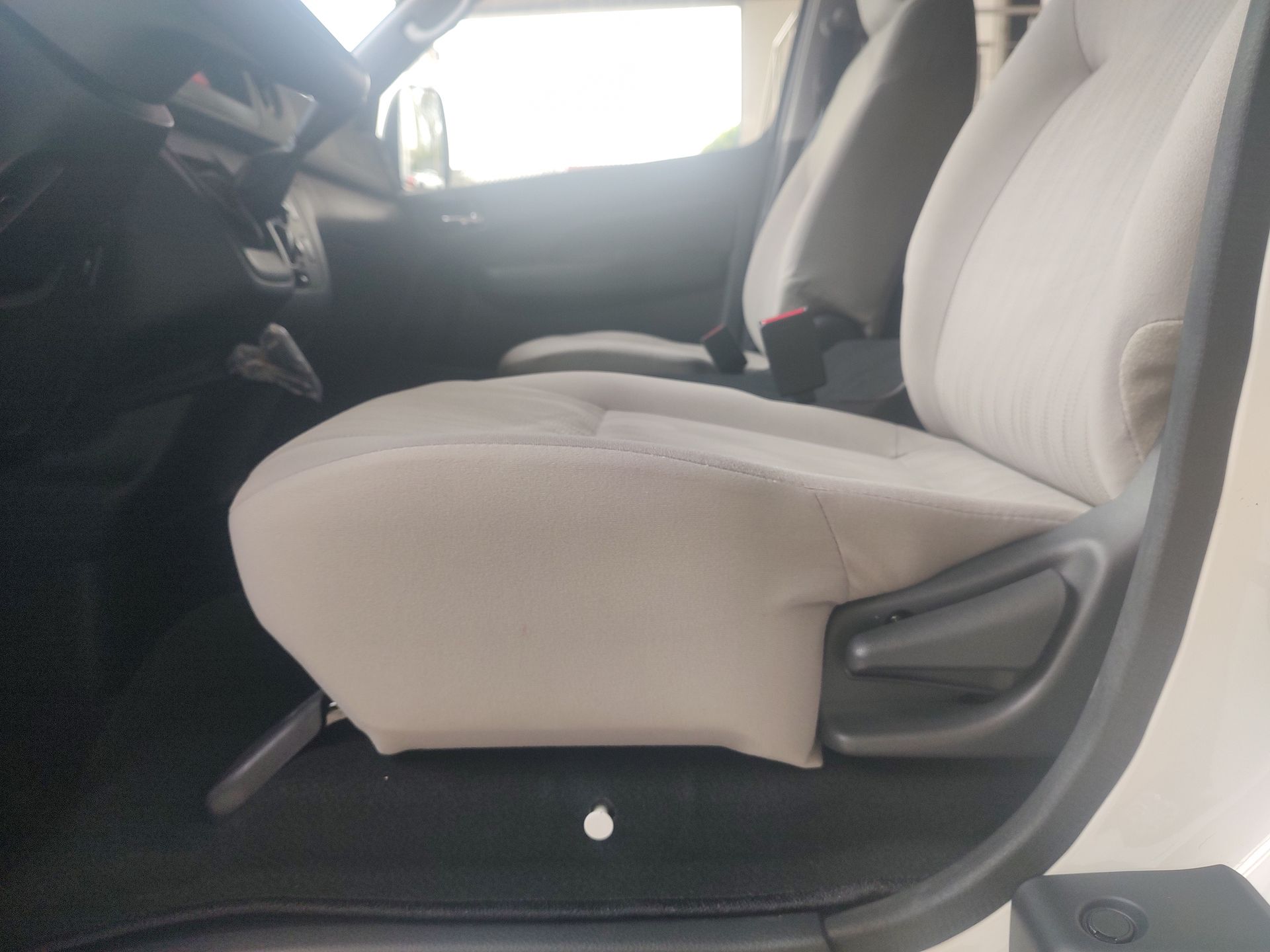 2026 Nissan Urvan 4p Amplia L4/2.5 Man Ventanas