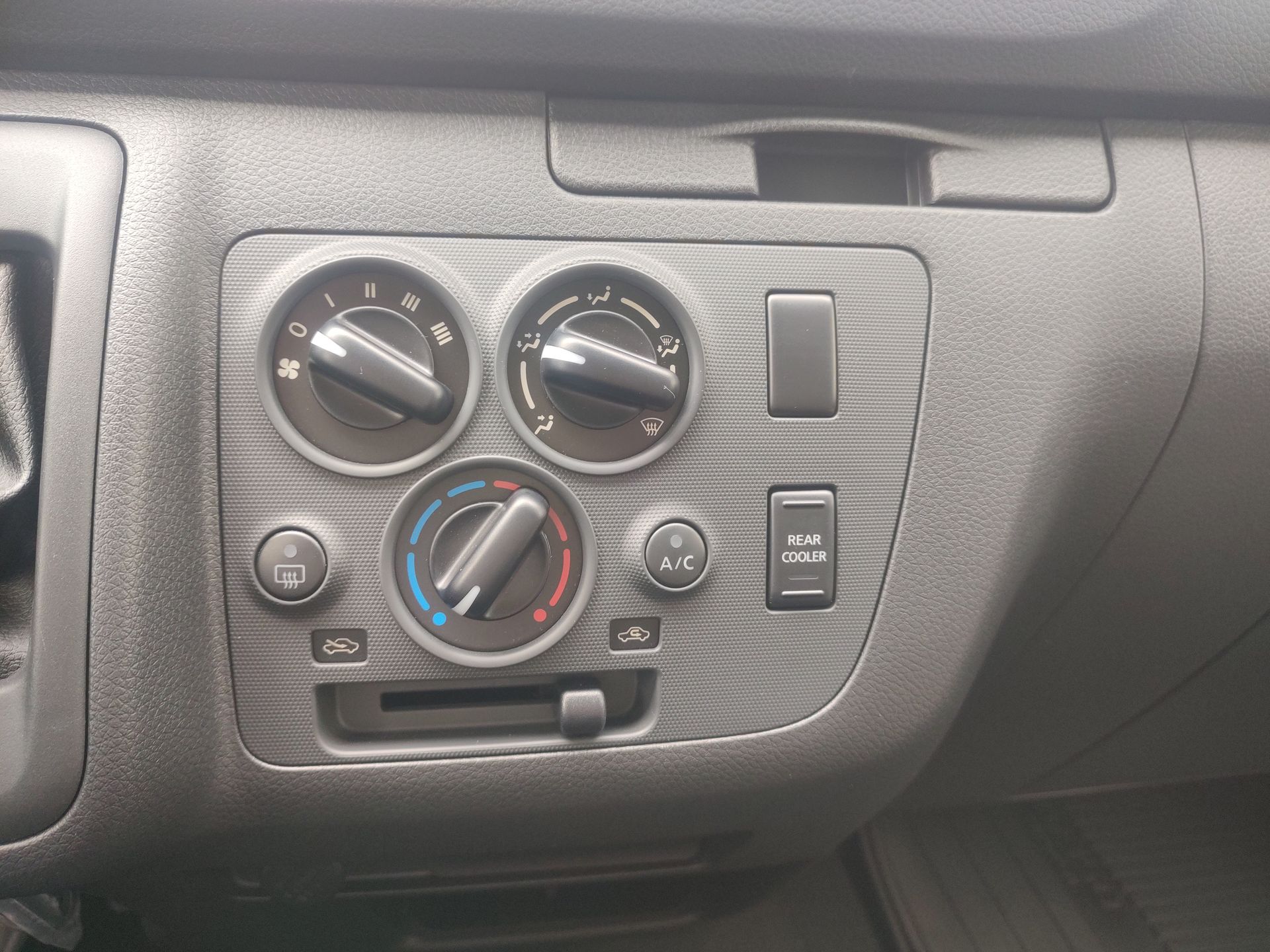 2026 Nissan Urvan 4p Amplia L4/2.5 Man Ventanas