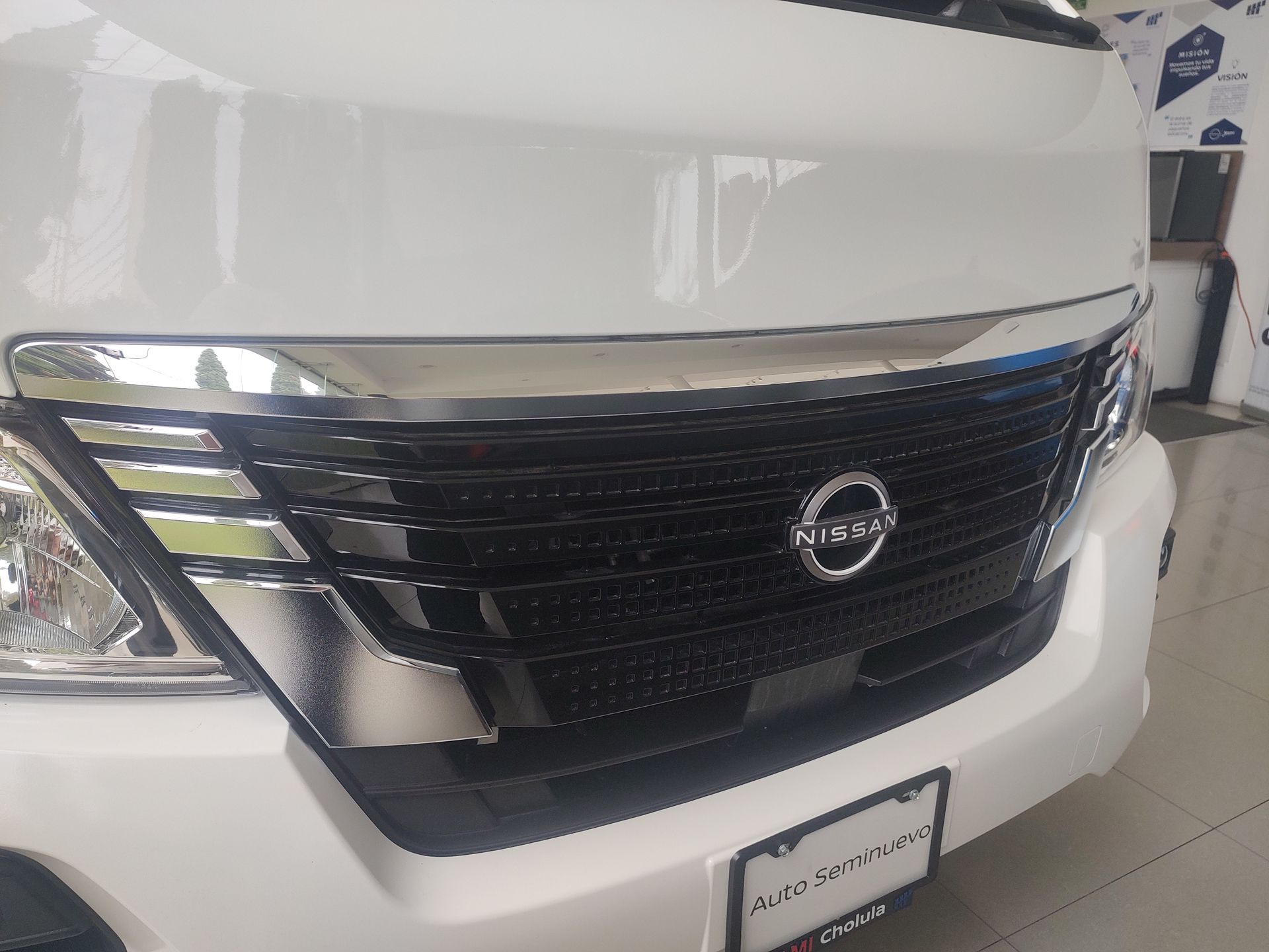 2026 Nissan Urvan 4p Amplia L4/2.5 Man Ventanas