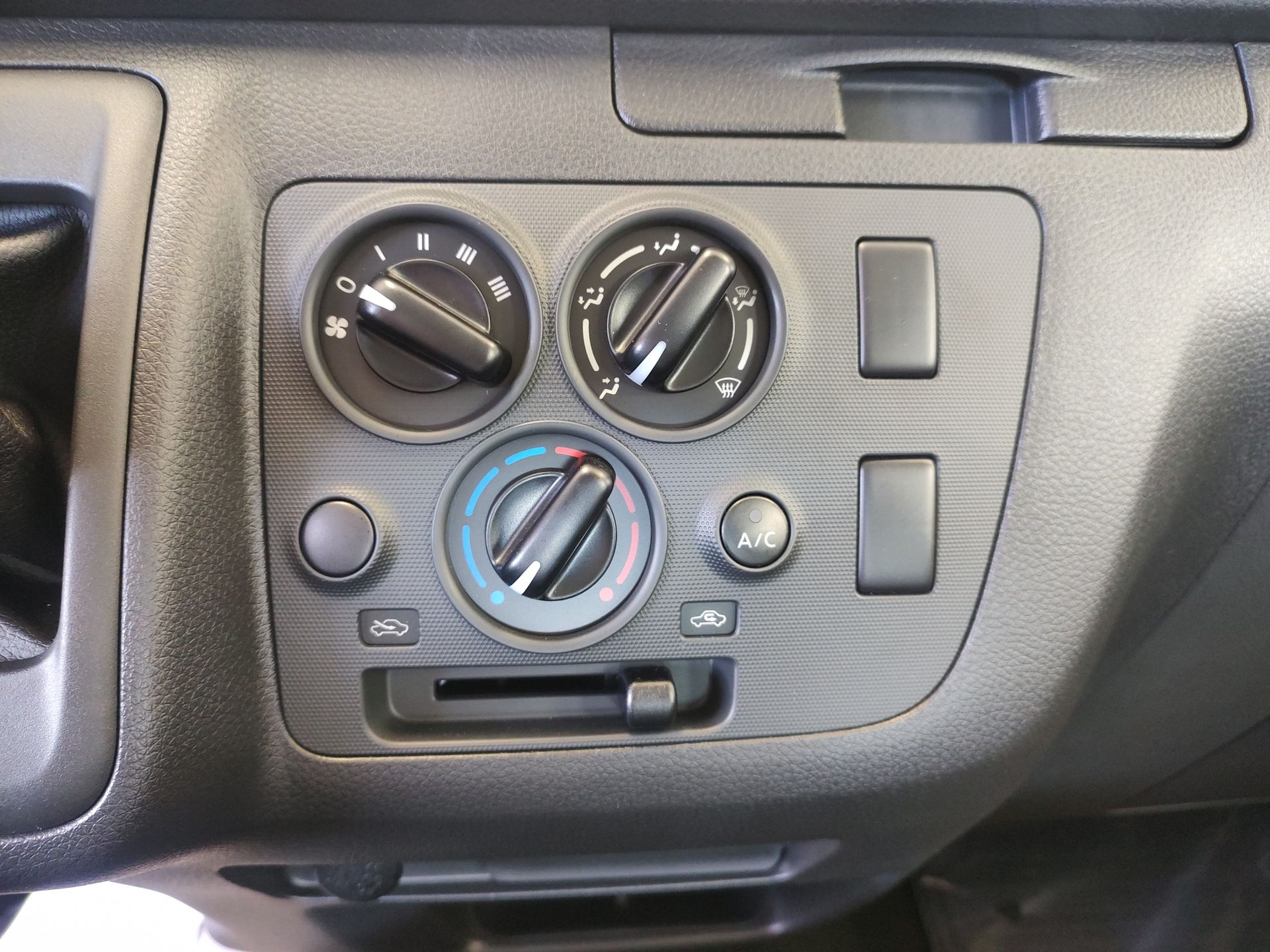 2026 Nissan Urvan 4p Amplia L4/2.5 Man