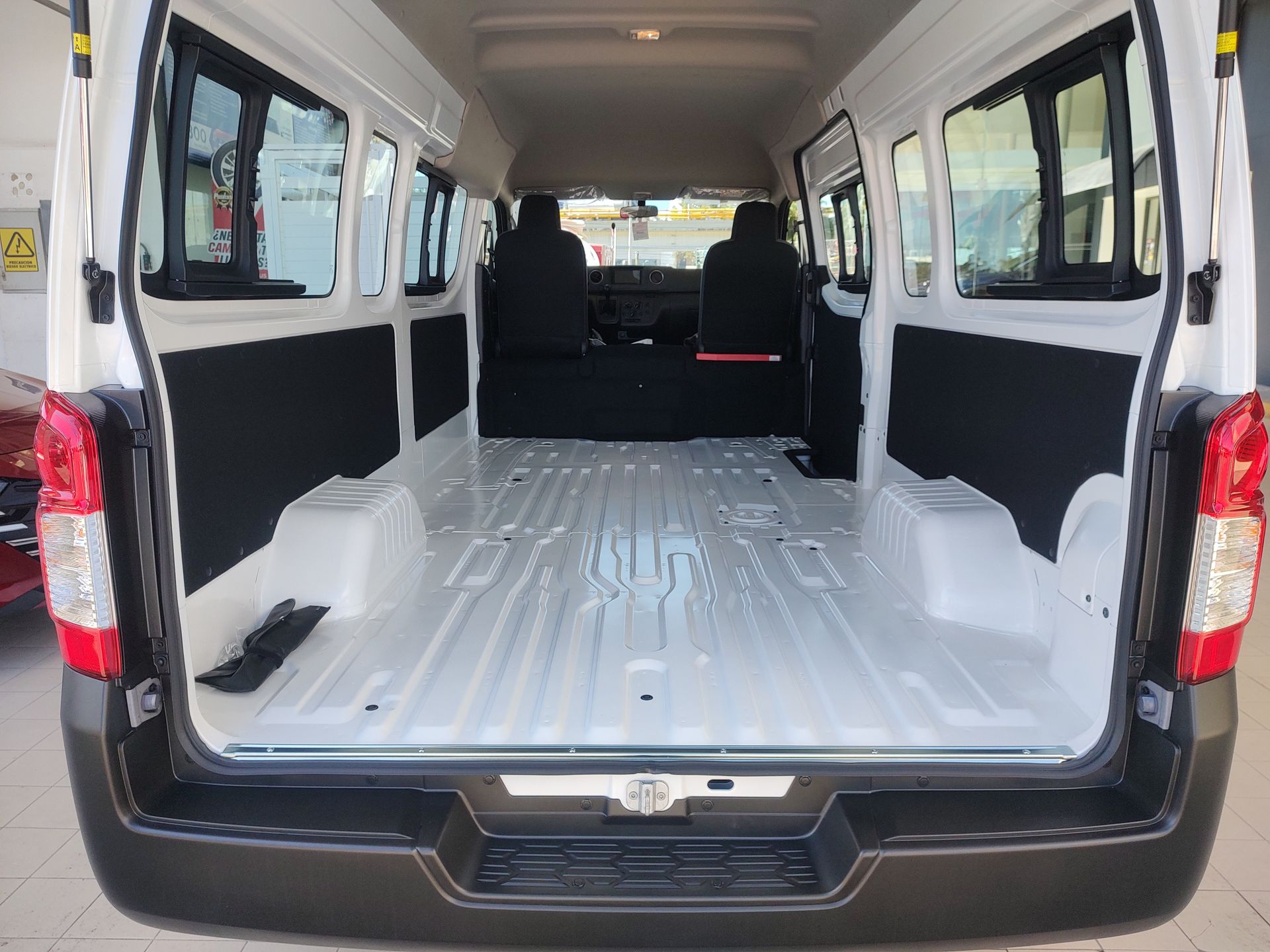 2026 Nissan Urvan 4p Amplia L4/2.5 Man