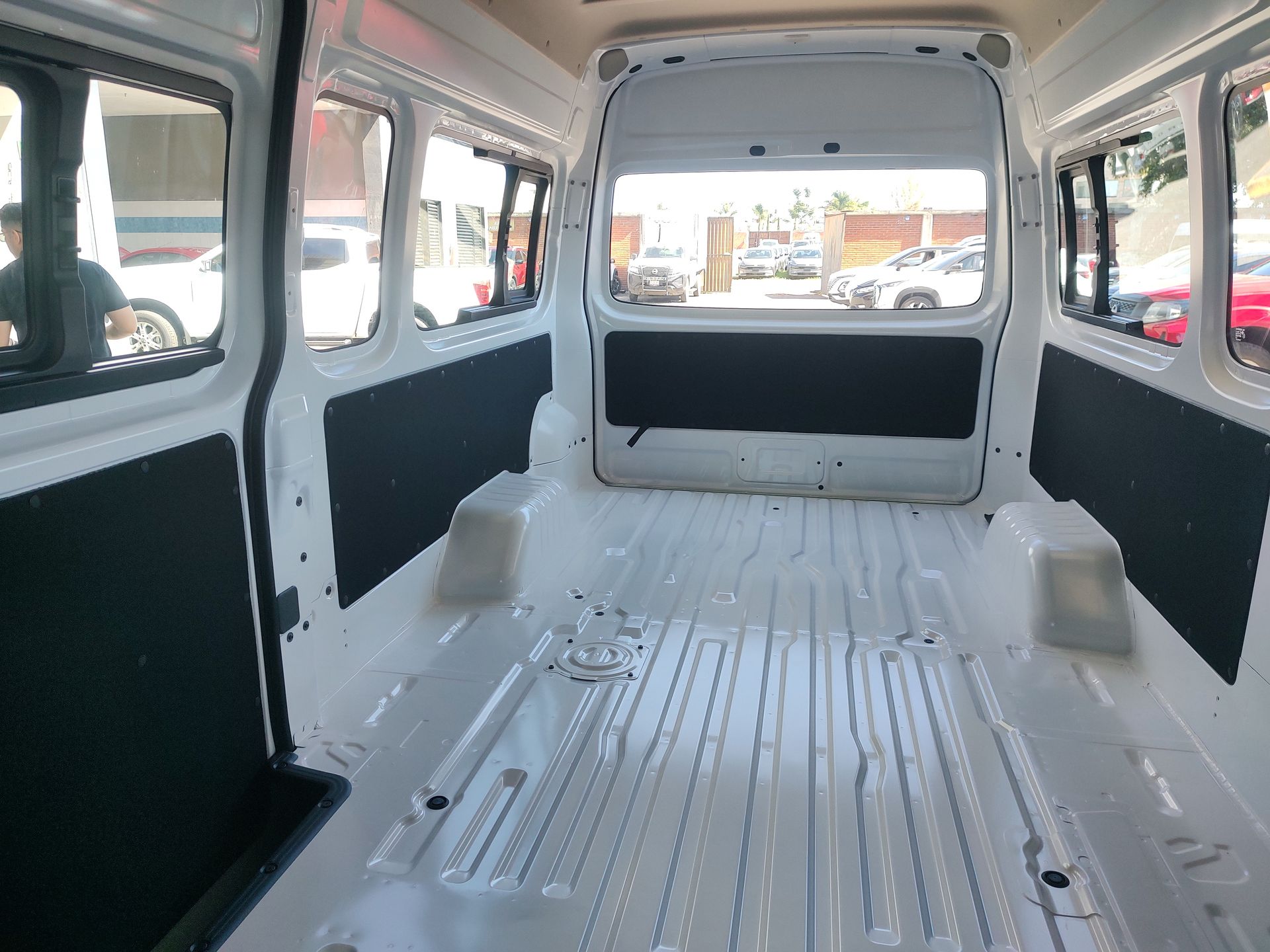 2026 Nissan Urvan 4p Amplia L4/2.5 Man