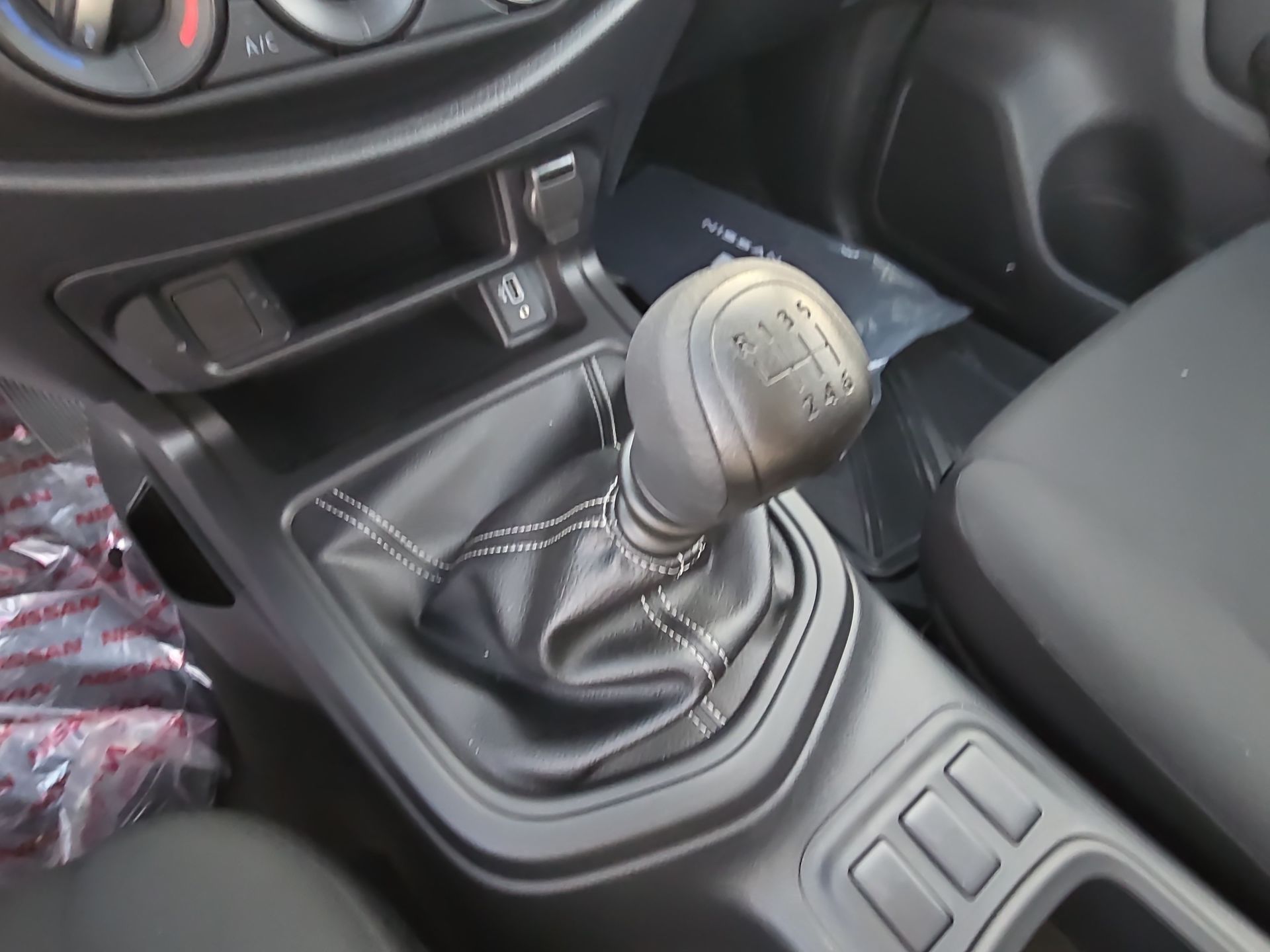 2026 Nissan Pick Up NP300 2p L4/2.5 Man A/A