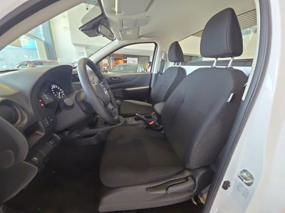 2026 Nissan Pick Up NP300 2p L4/2.5 Man A/A