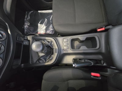 2026 Nissan Pick Up NP300 2p L4/2.5 Man A/A