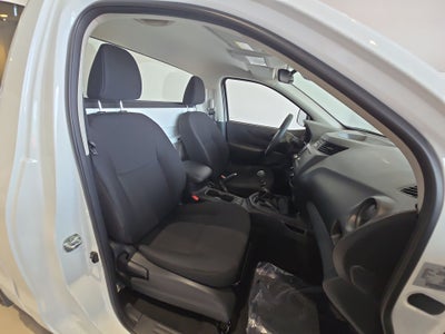 2026 Nissan Pick Up NP300 2p L4/2.5 Man A/A