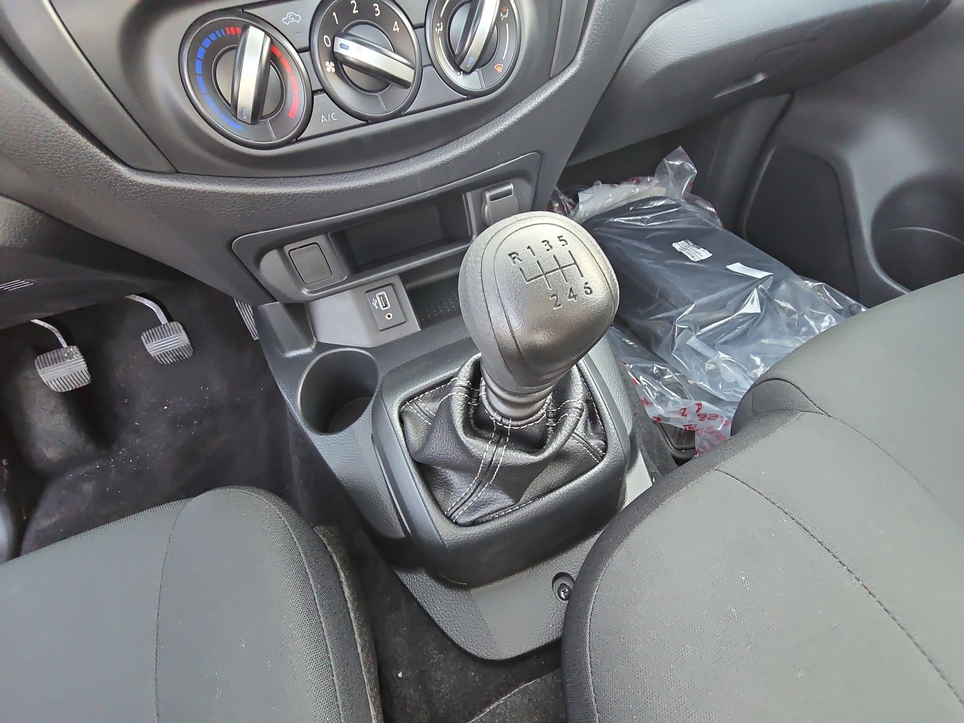 2026 Nissan Chasis Cabina NP300 2p L4/2.5 Man A/A VDC