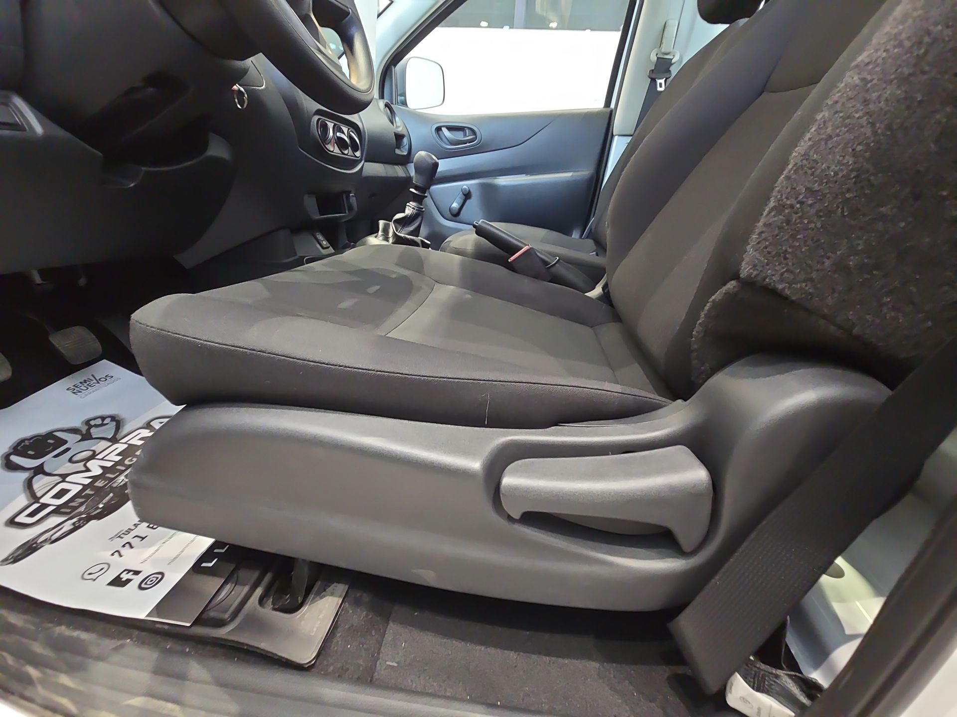 2026 Nissan Chasis Cabina NP300 2p L4/2.5 Man A/A VDC
