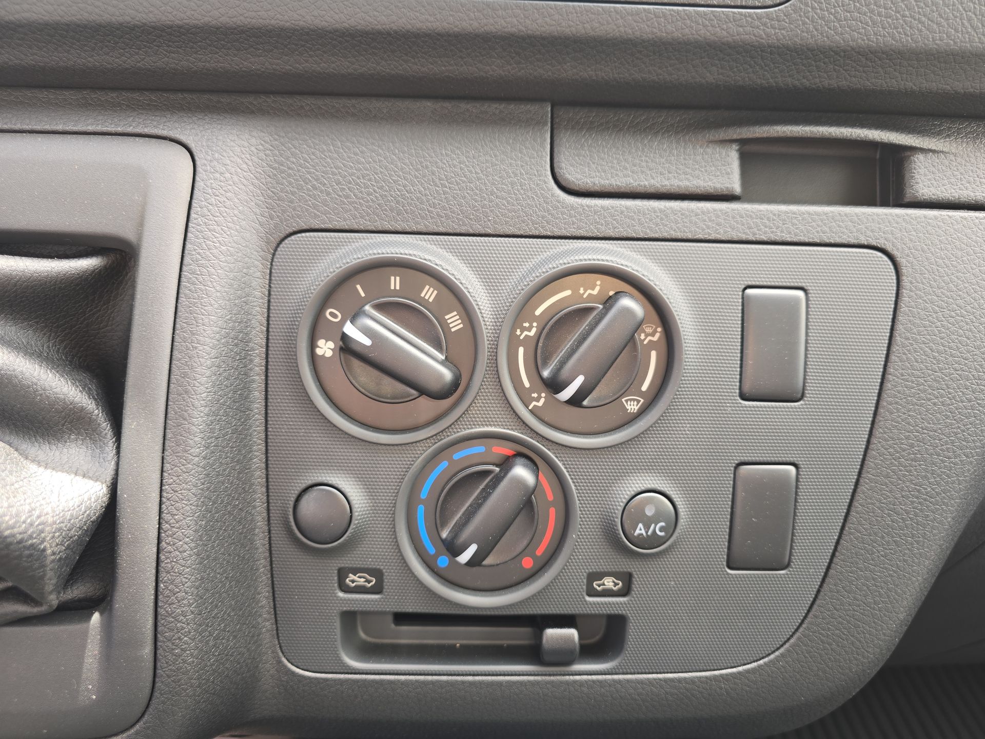 2026 Nissan Urvan 4p Amplia L4/2.5 Man