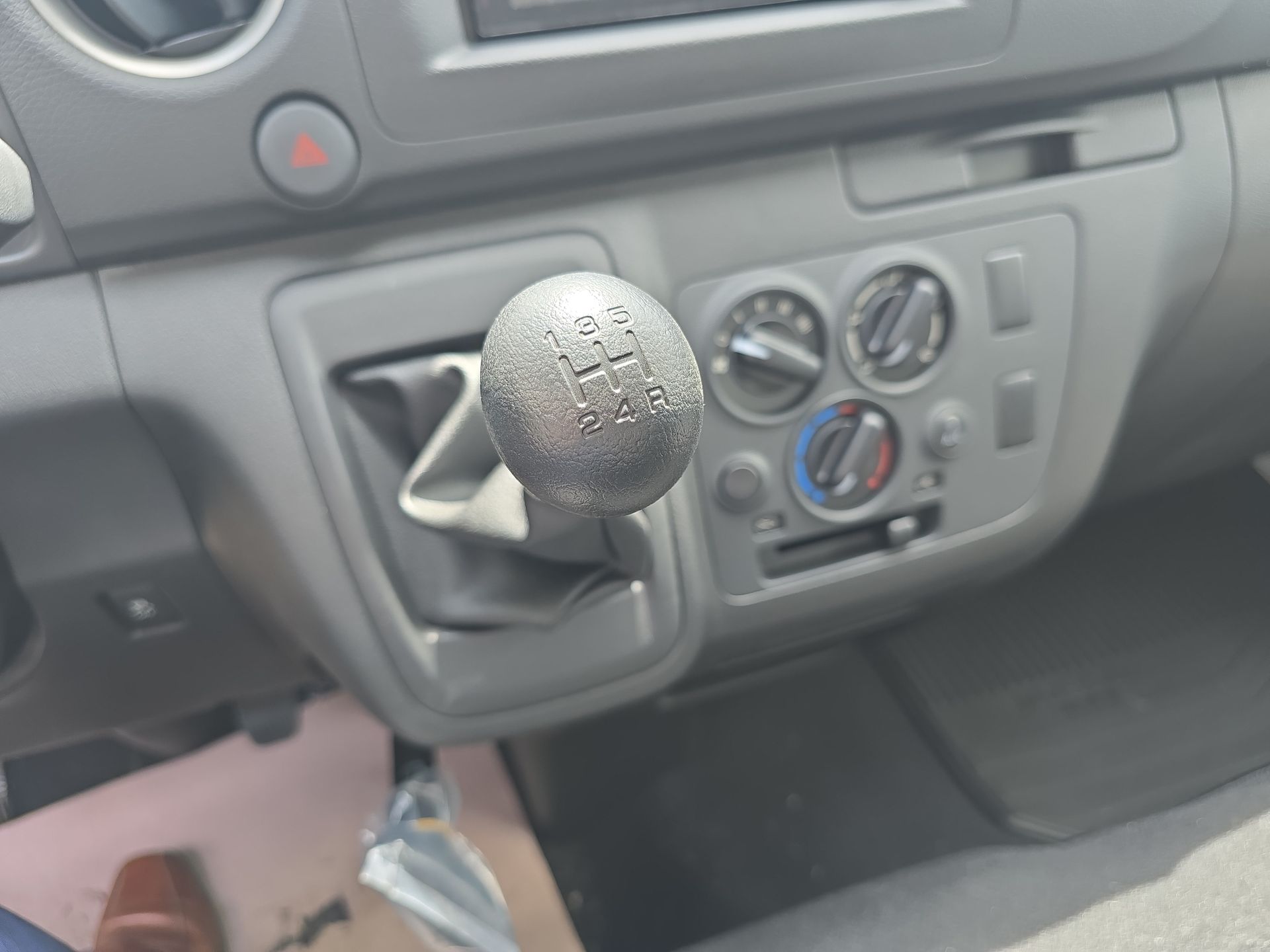 2026 Nissan Urvan 4p Amplia L4/2.5 Man