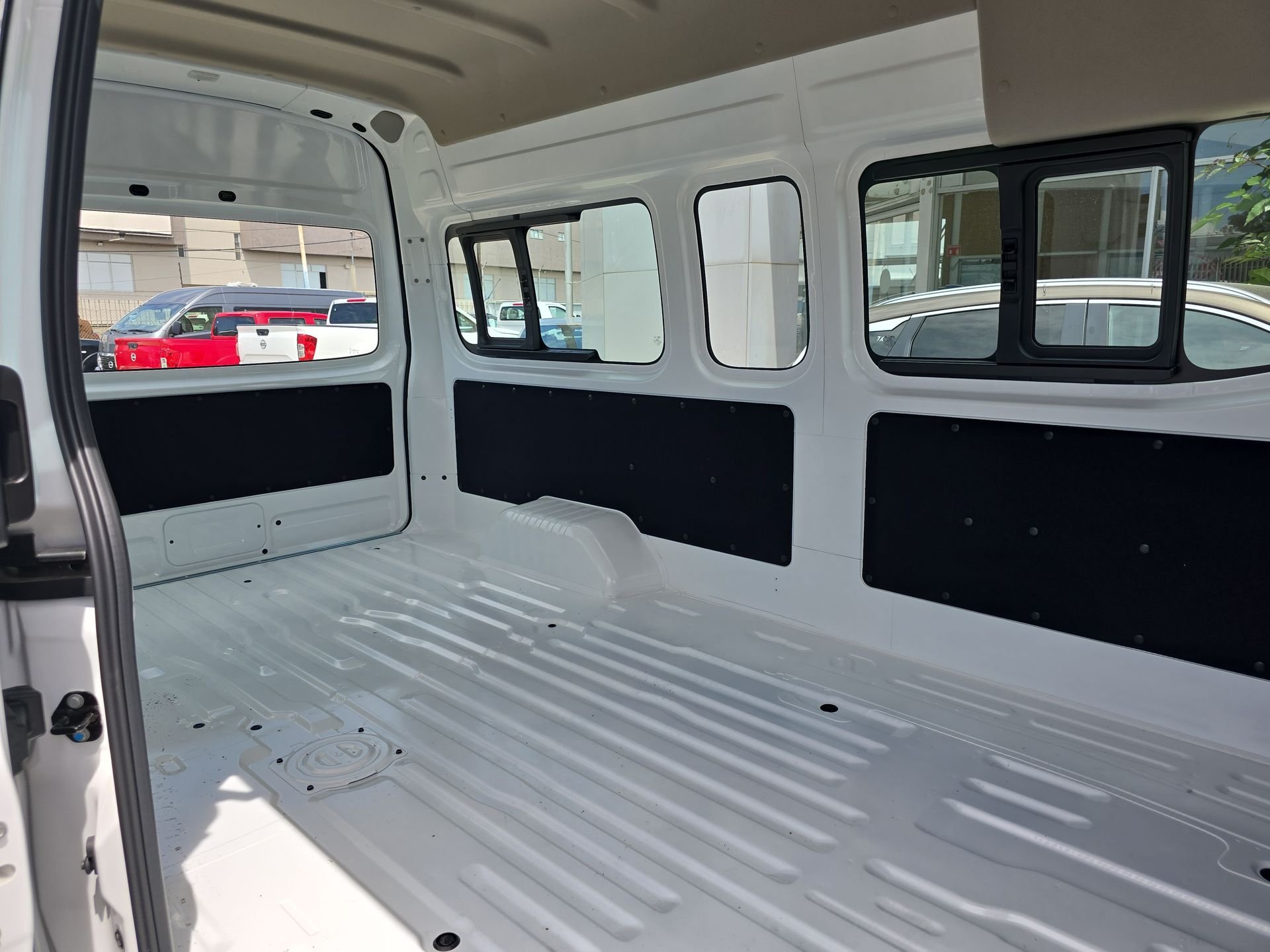 2026 Nissan Urvan 4p Amplia L4/2.5 Man