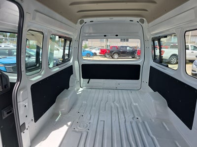 2026 Nissan Urvan 4p Amplia L4/2.5 Man
