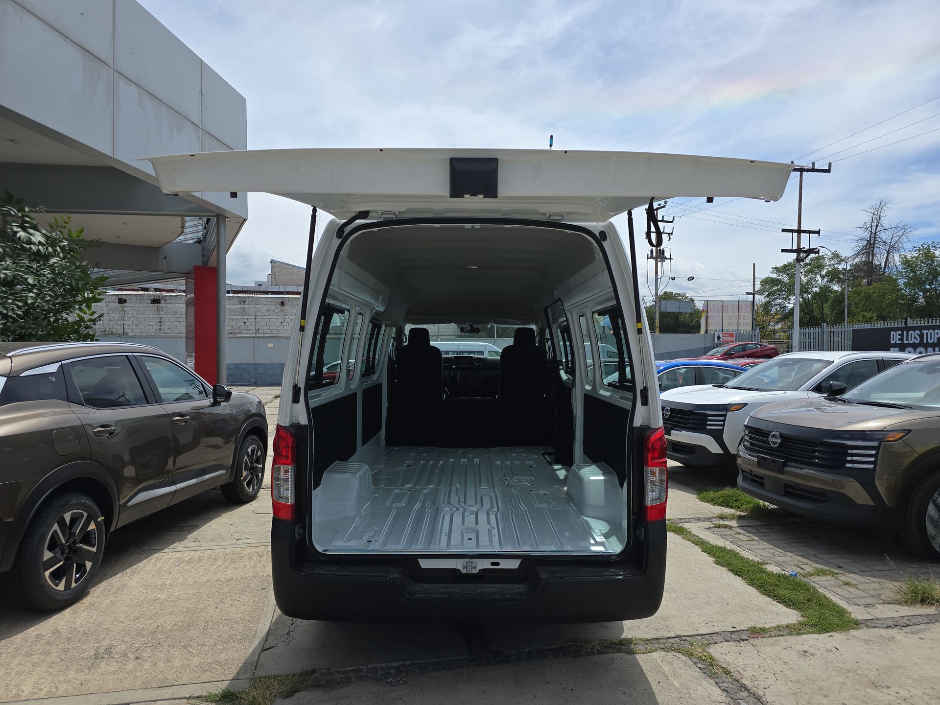 2026 Nissan Urvan 4p Amplia L4/2.5 Man