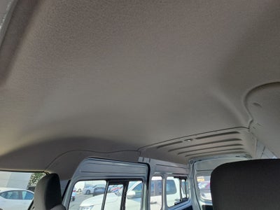 2026 Nissan Urvan 4p Amplia L4/2.5 Man Ventanas