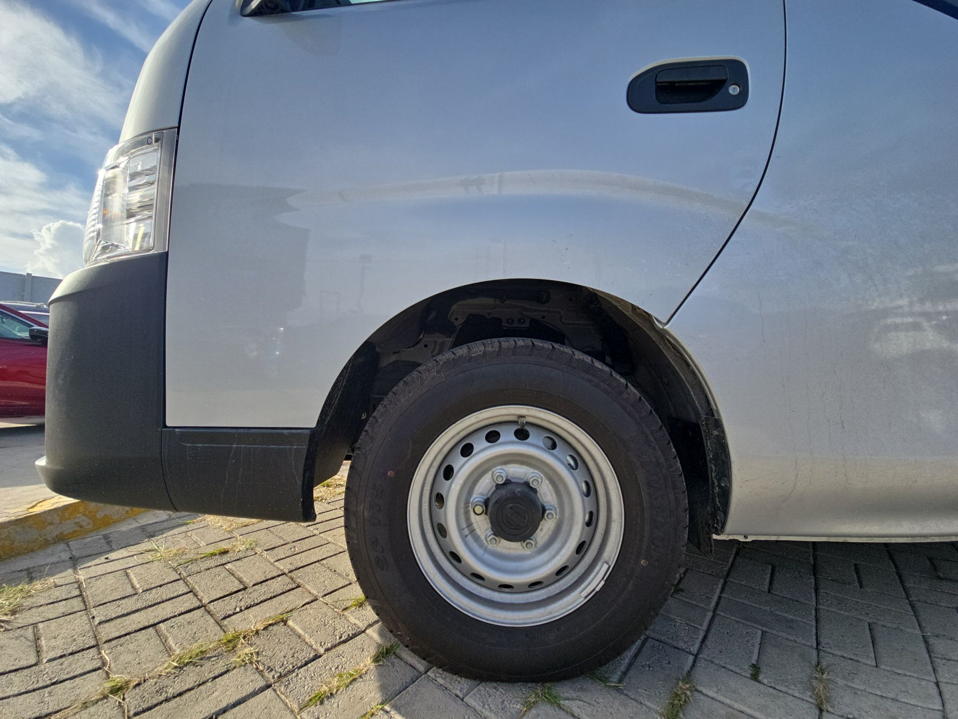 2026 Nissan Urvan 4p Amplia L4/2.5 Man Ventanas