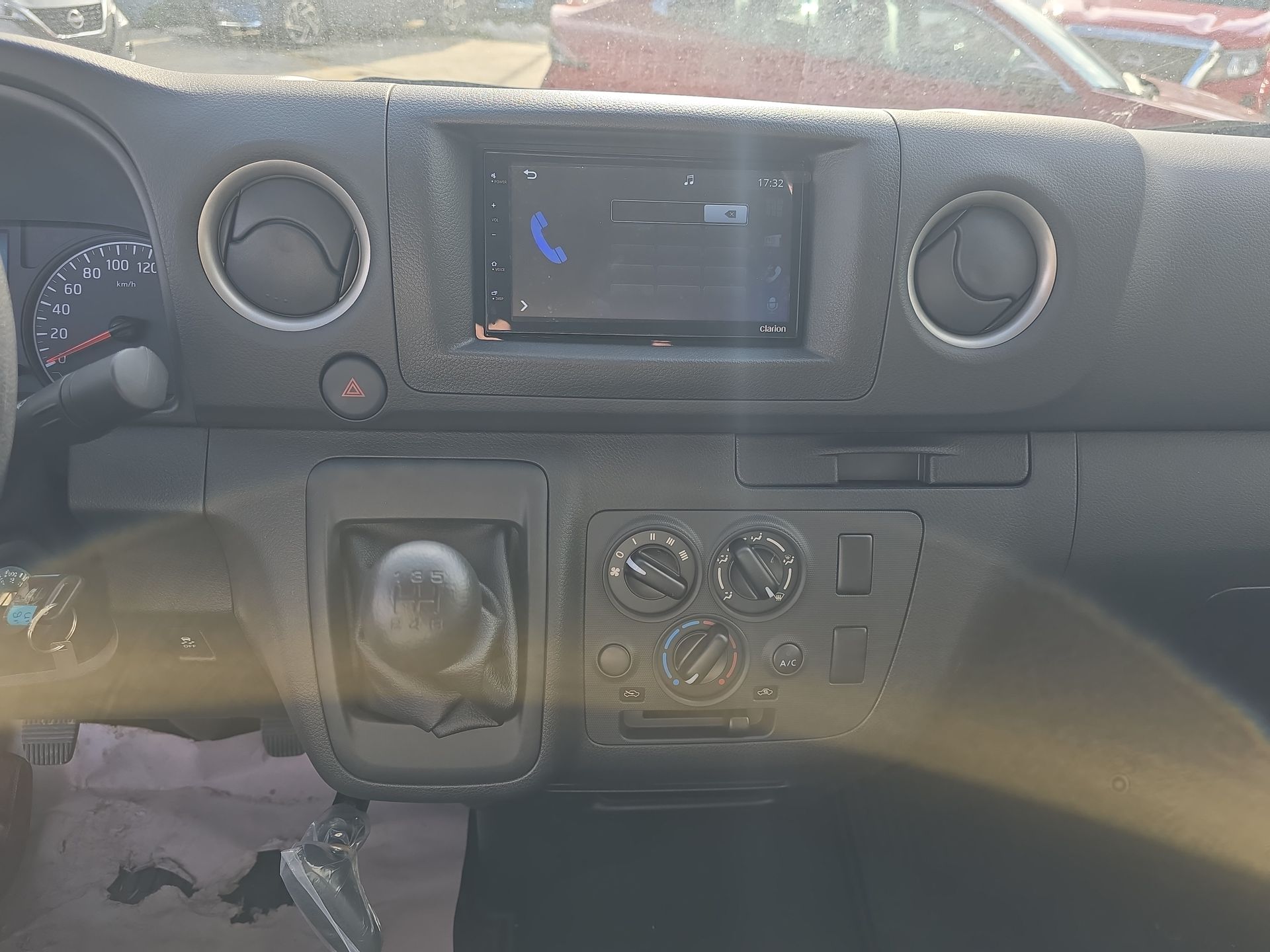 2026 Nissan Urvan 4p Amplia L4/2.5 Man Ventanas
