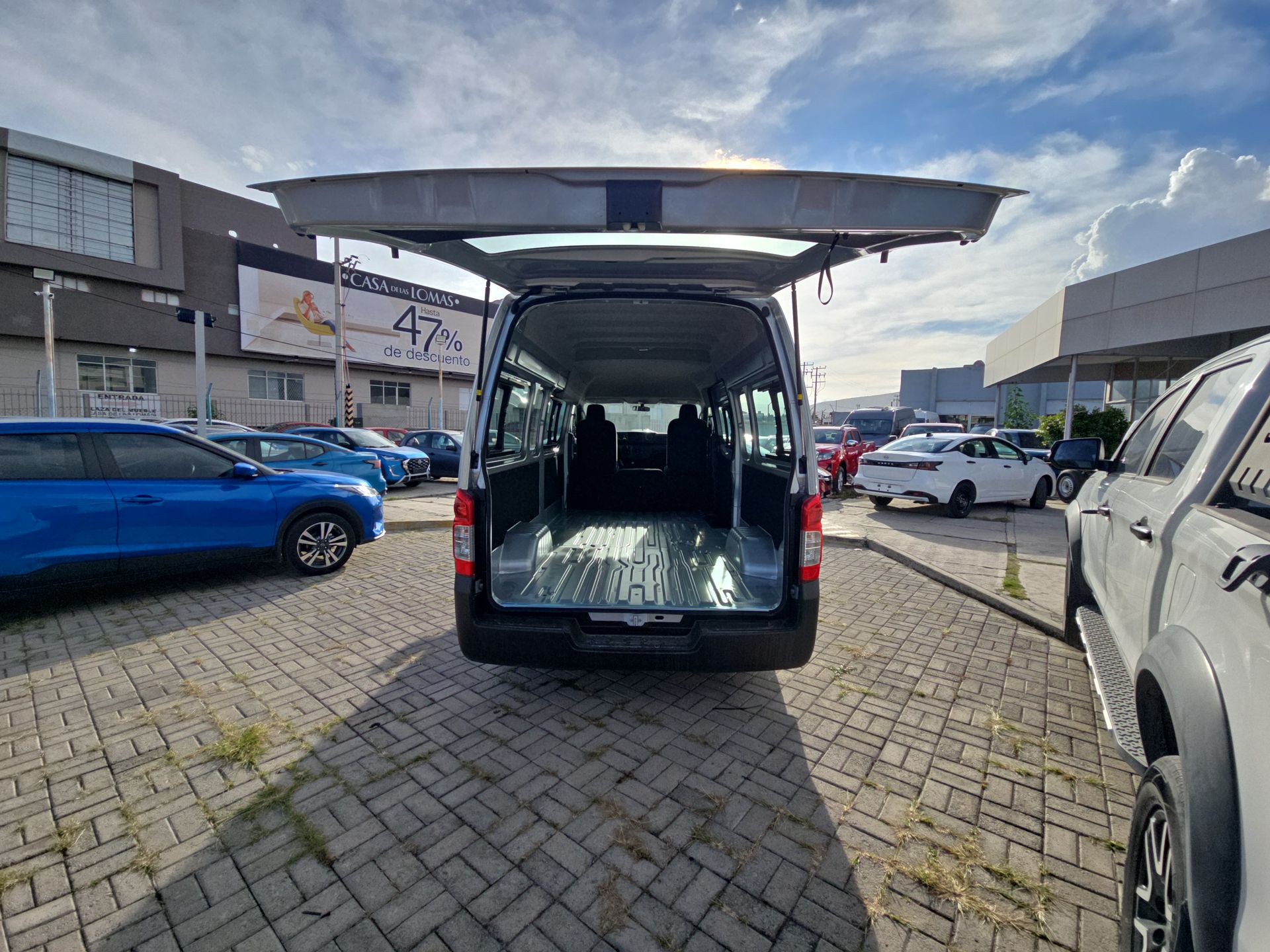 2026 Nissan Urvan 4p Amplia L4/2.5 Man Ventanas