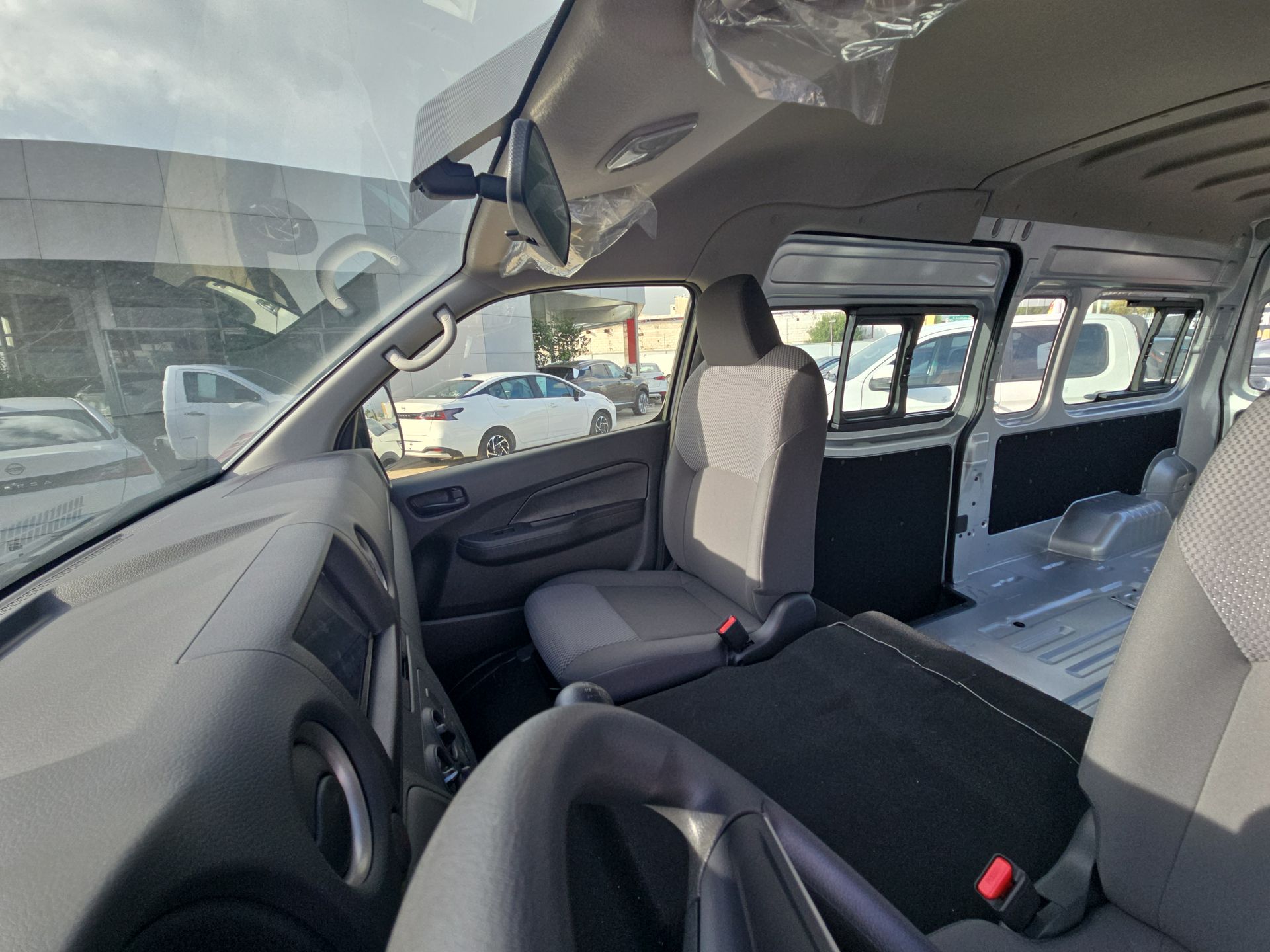 2026 Nissan Urvan 4p Amplia L4/2.5 Man Ventanas