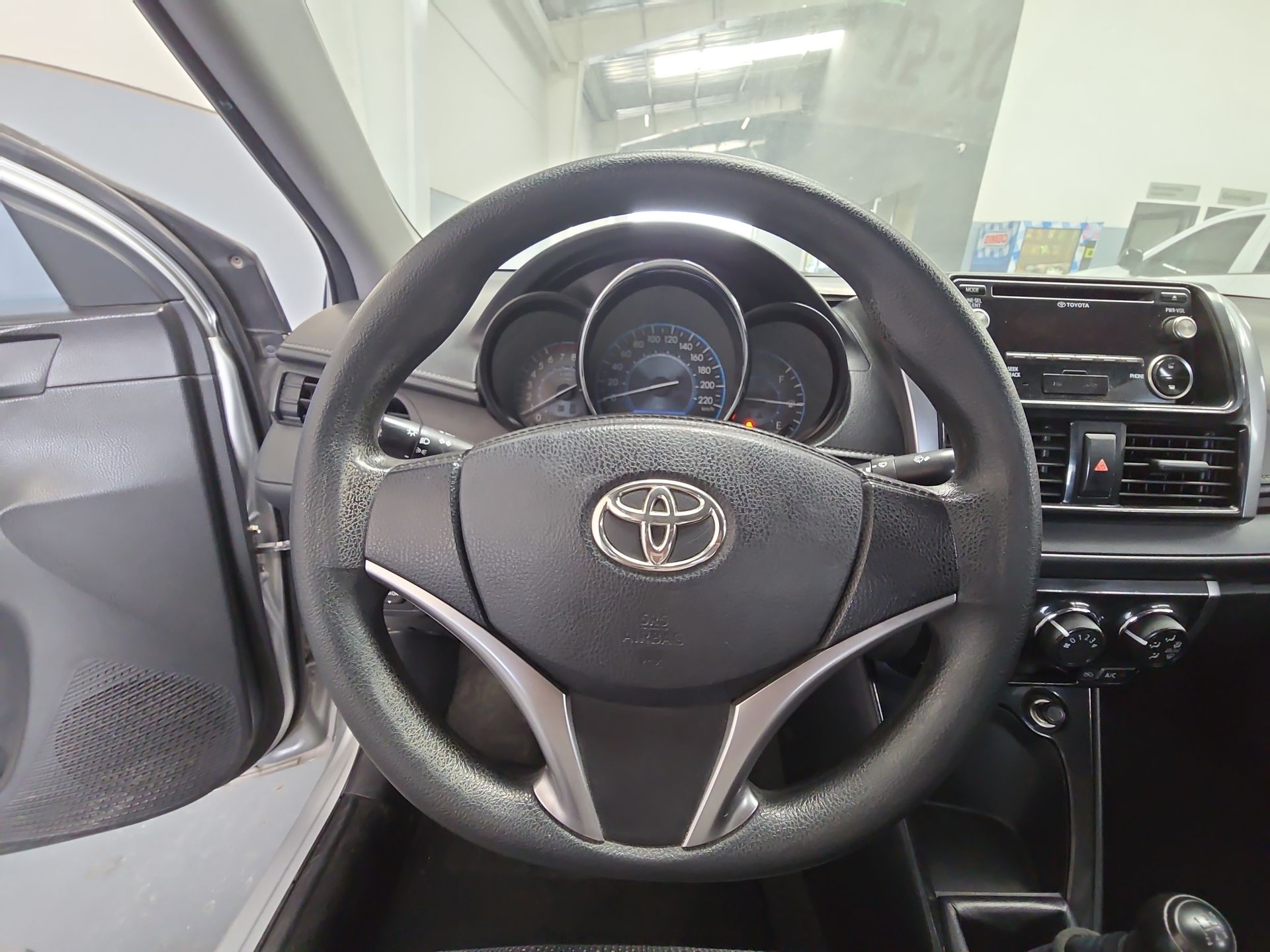 2017 Toyota Yaris 4p Sedán Core L4/1.5 Man