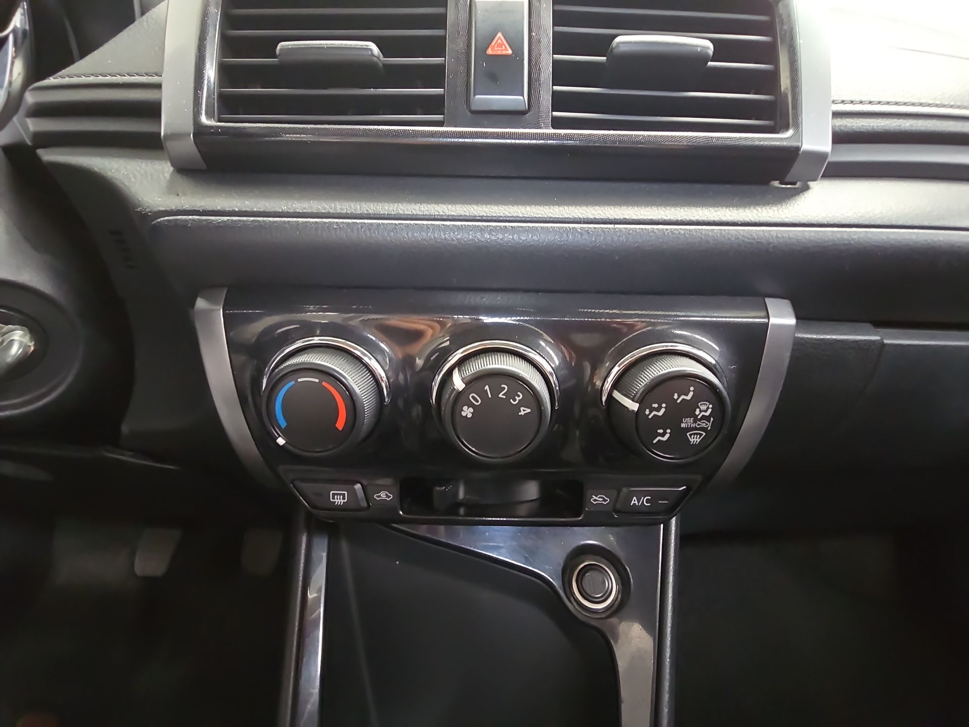 2017 Toyota Yaris 4p Sedán Core L4/1.5 Man