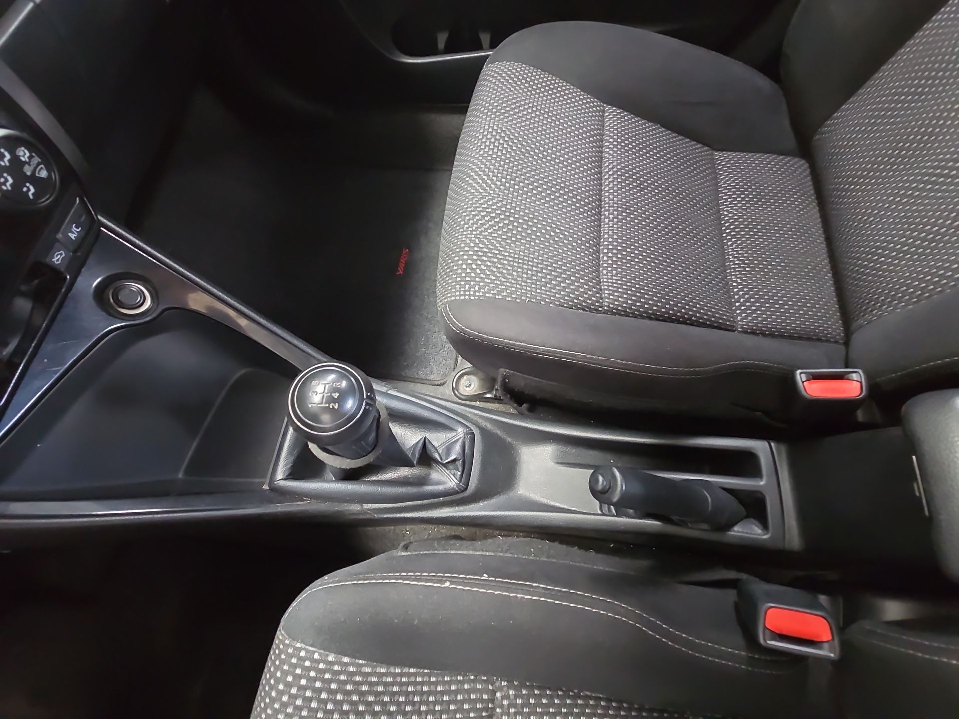 2017 Toyota Yaris 4p Sedán Core L4/1.5 Man