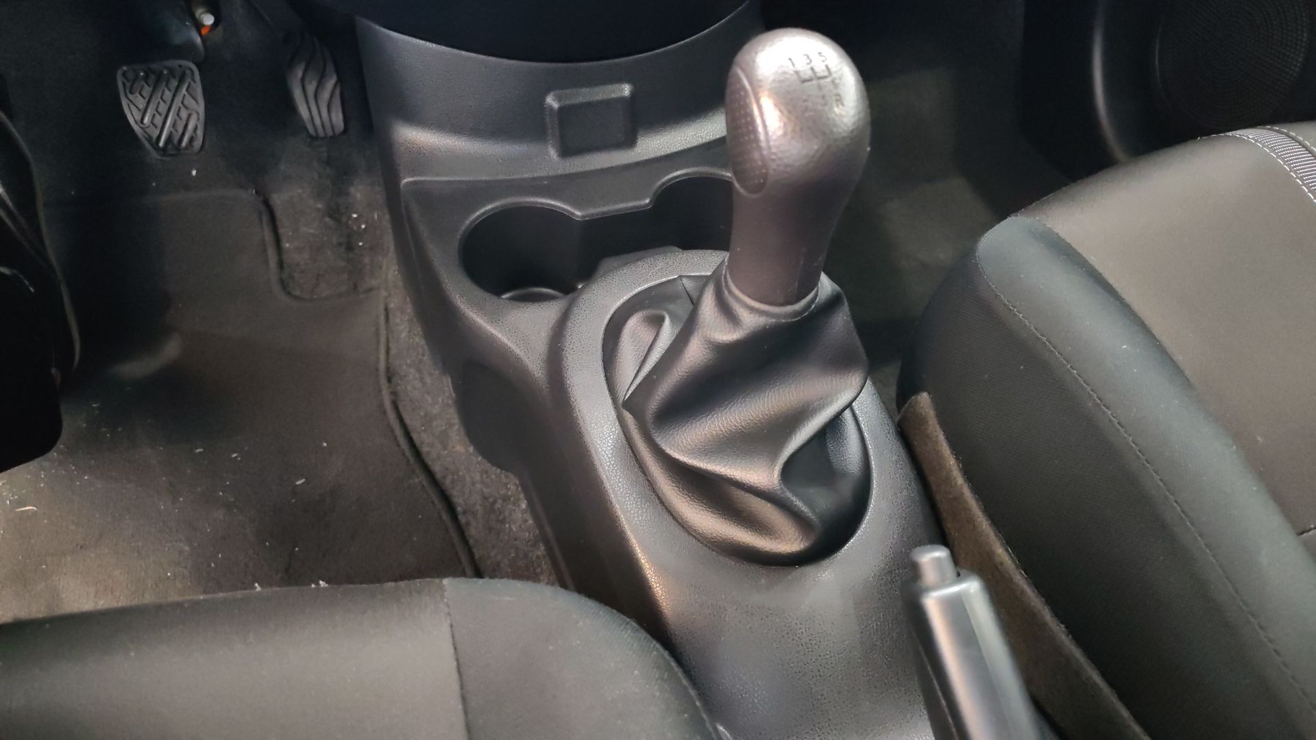 2024 Nissan V-Drive 4p L4/1.6 Man Audio