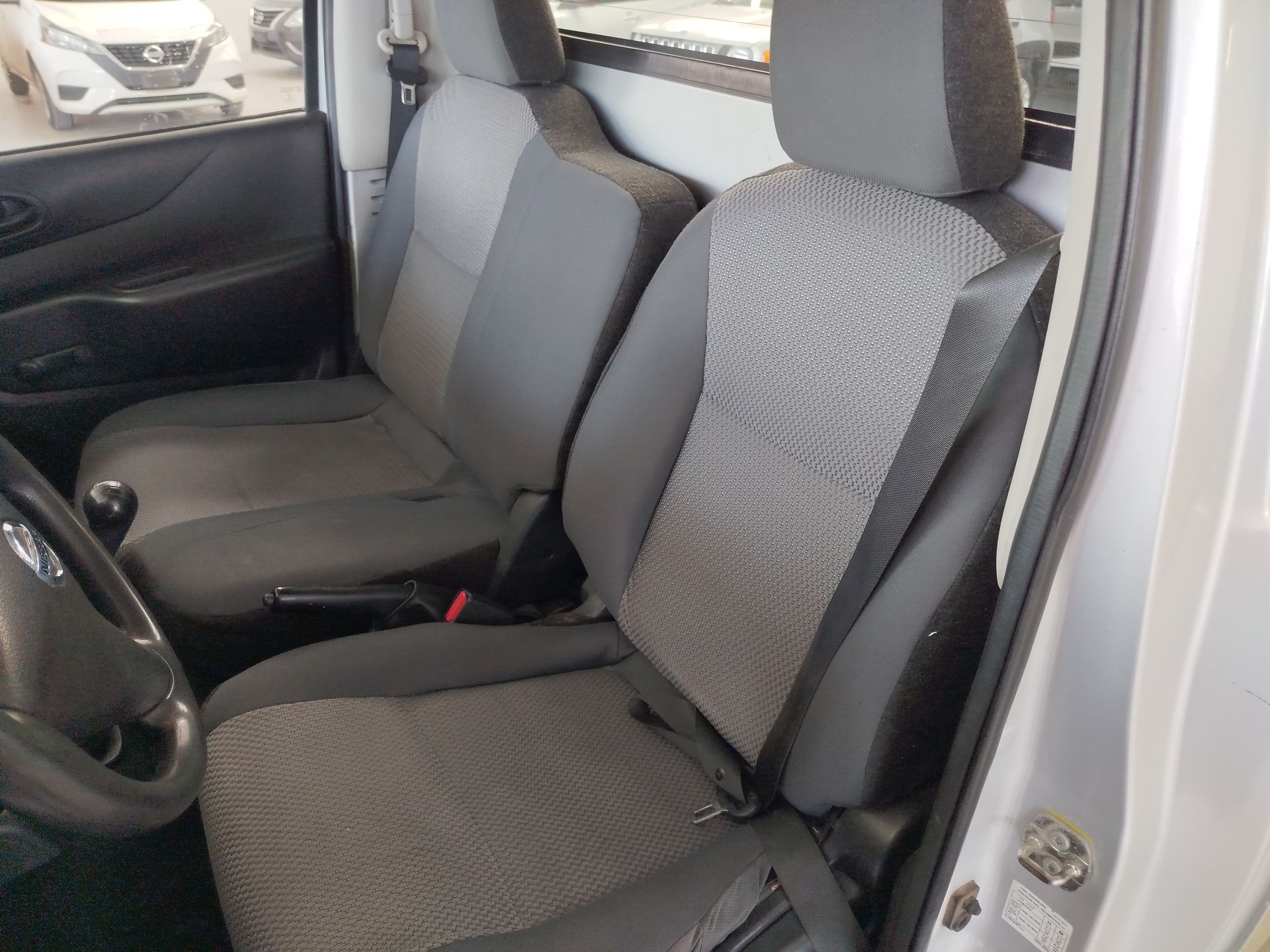 2018 Nissan Chasis Cabina NP300 2p L4/2.4 Man A/C