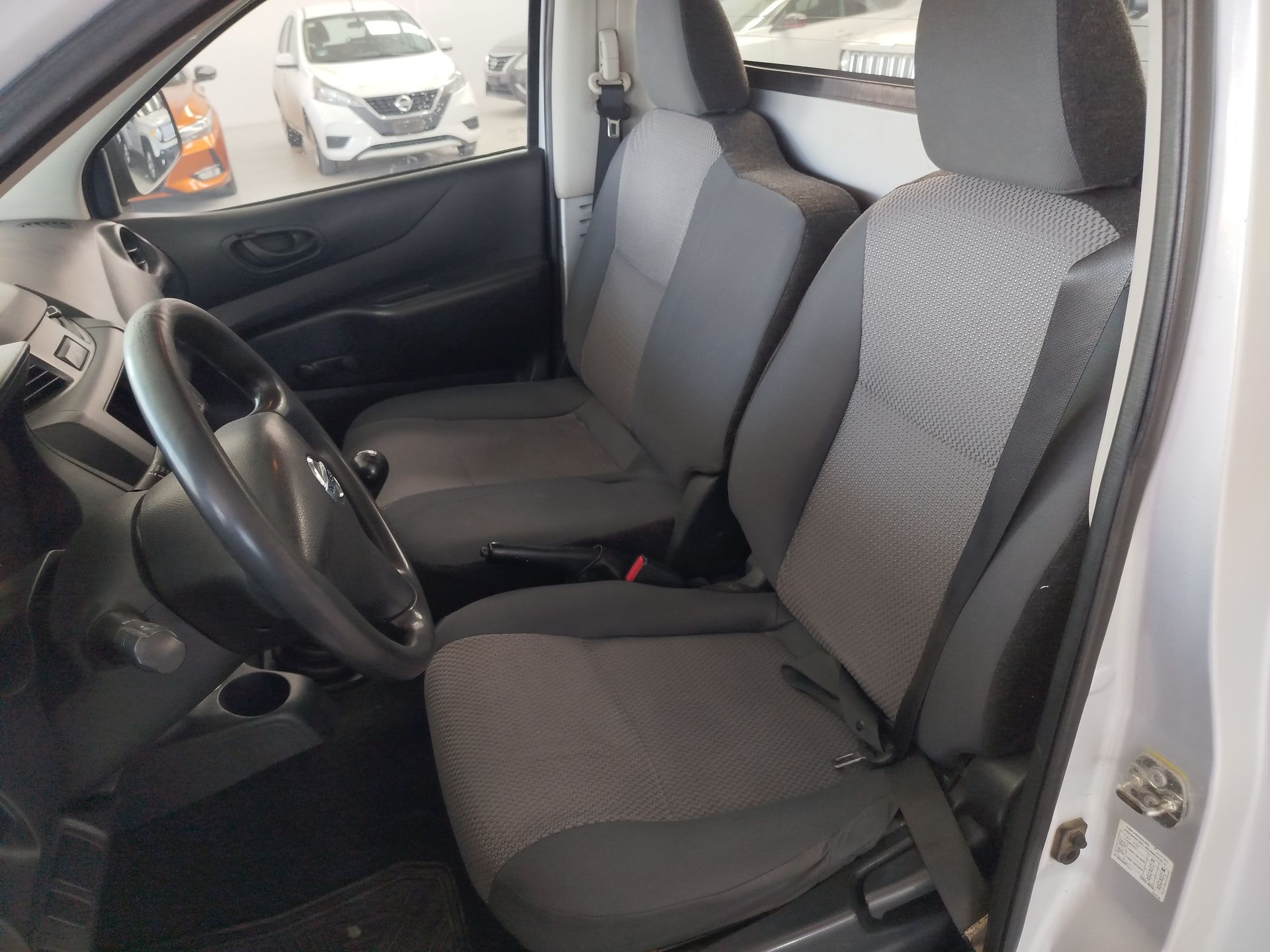 2018 Nissan Chasis Cabina NP300 2p L4/2.4 Man A/C