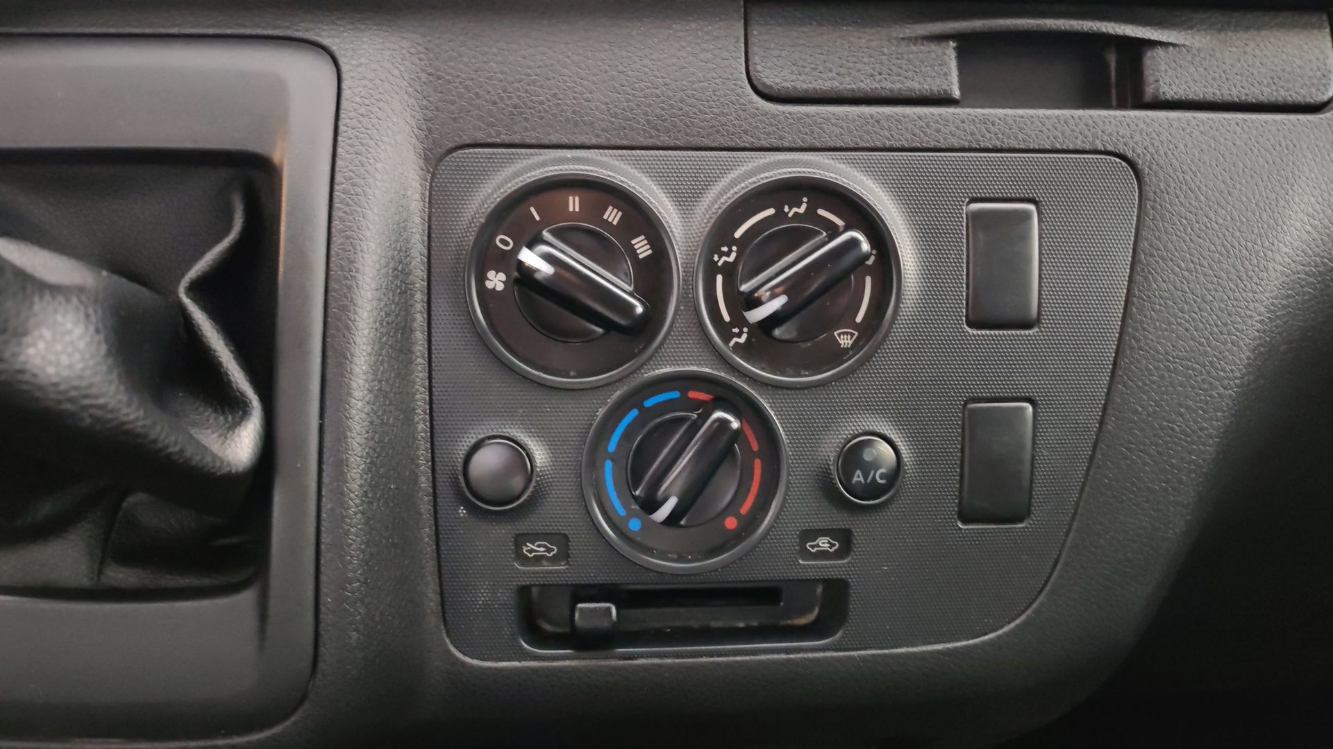 2024 Nissan Urvan 4p Amplia L4/2.5 Man Ventanas