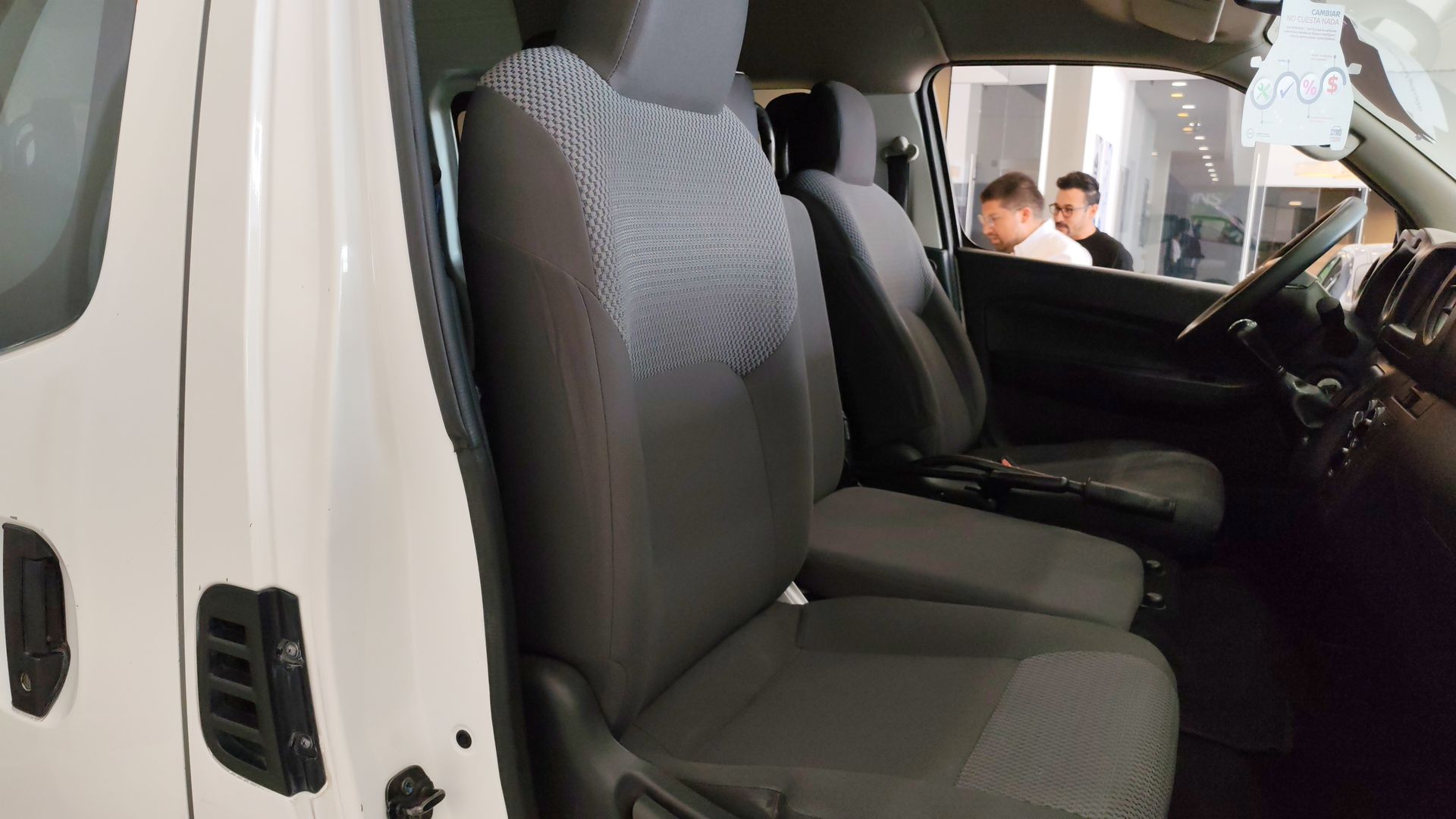 2024 Nissan Urvan 4p Amplia L4/2.5 Man Ventanas