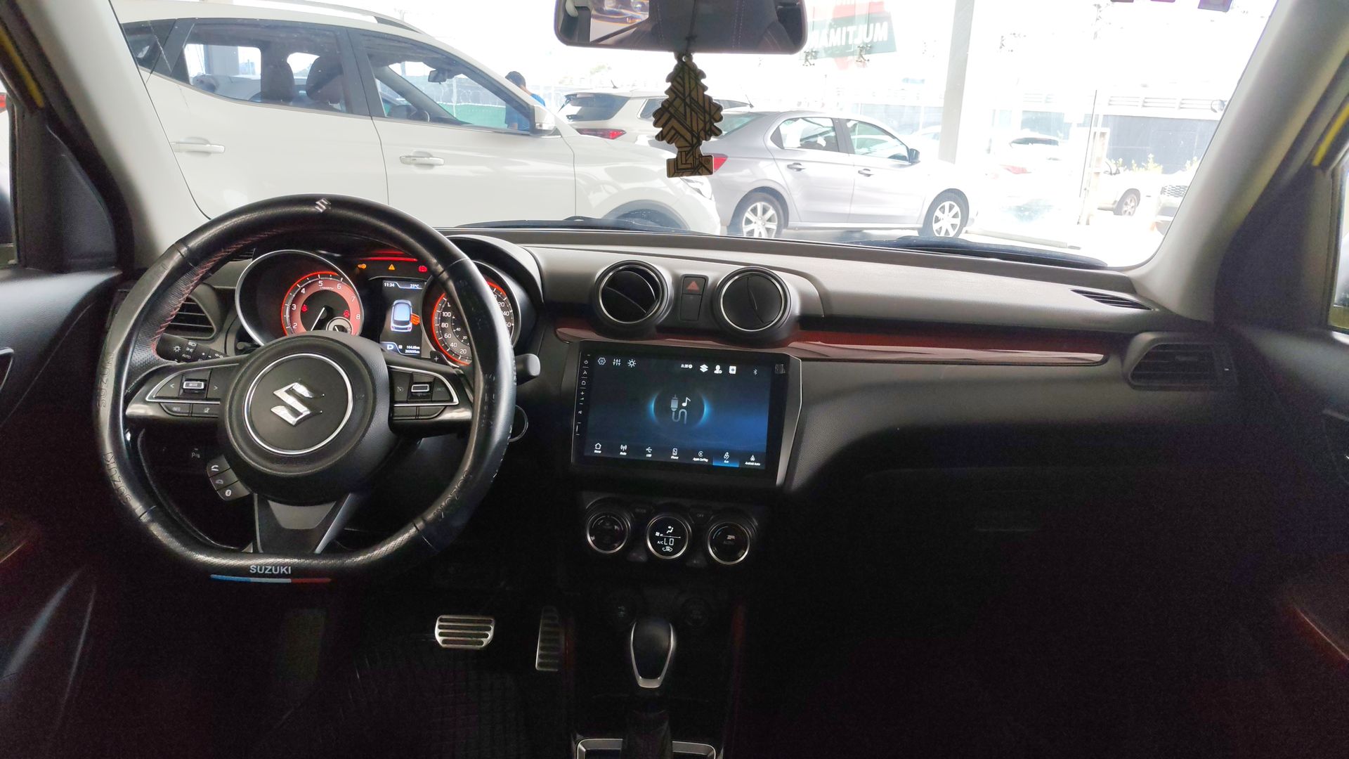 2024 Suzuki Swift 5p GLX L4/1.4 Aut