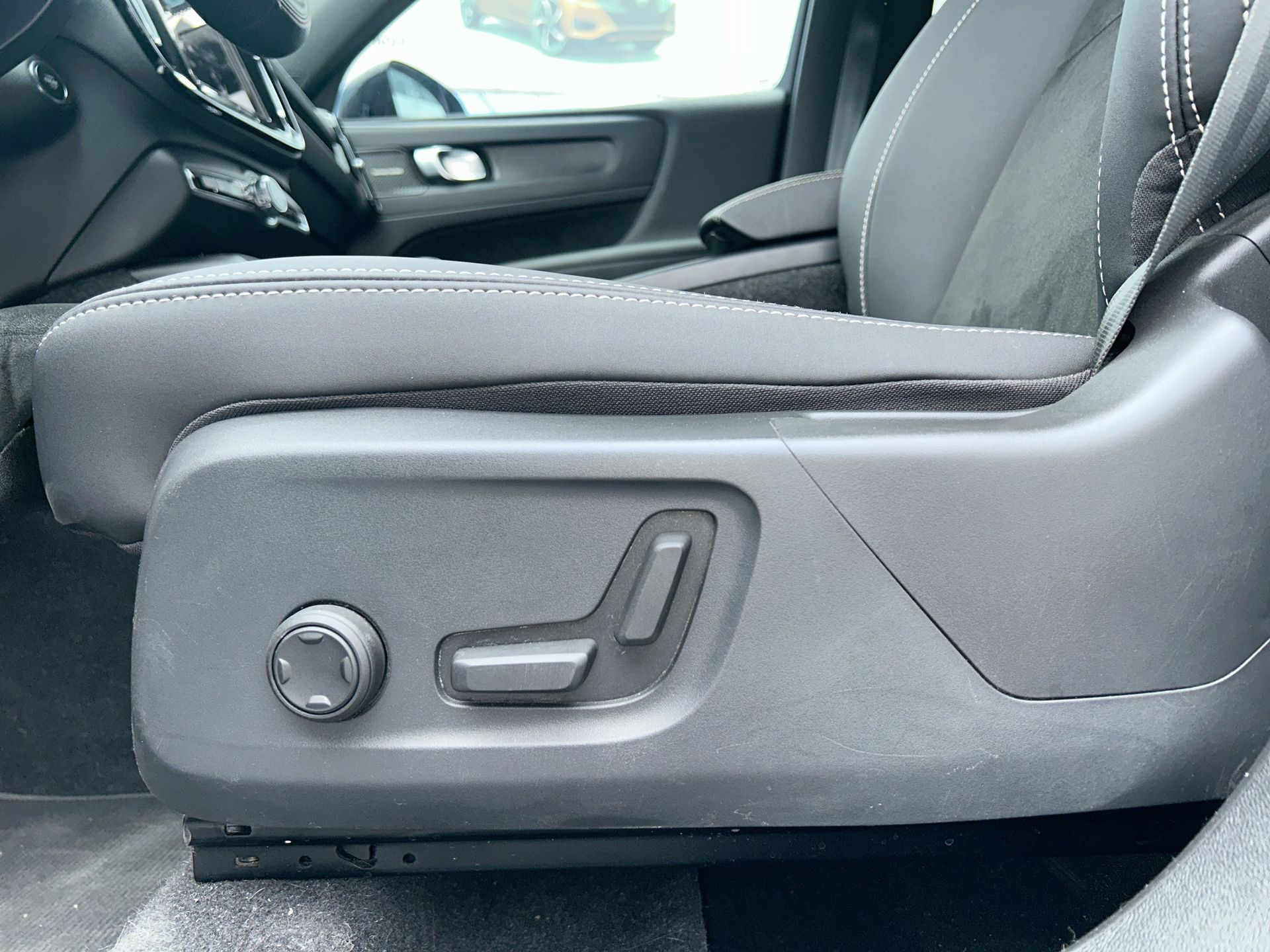 2023 Volvo XC40 5p Plus B4 L4/2.0/T Aut MHEV