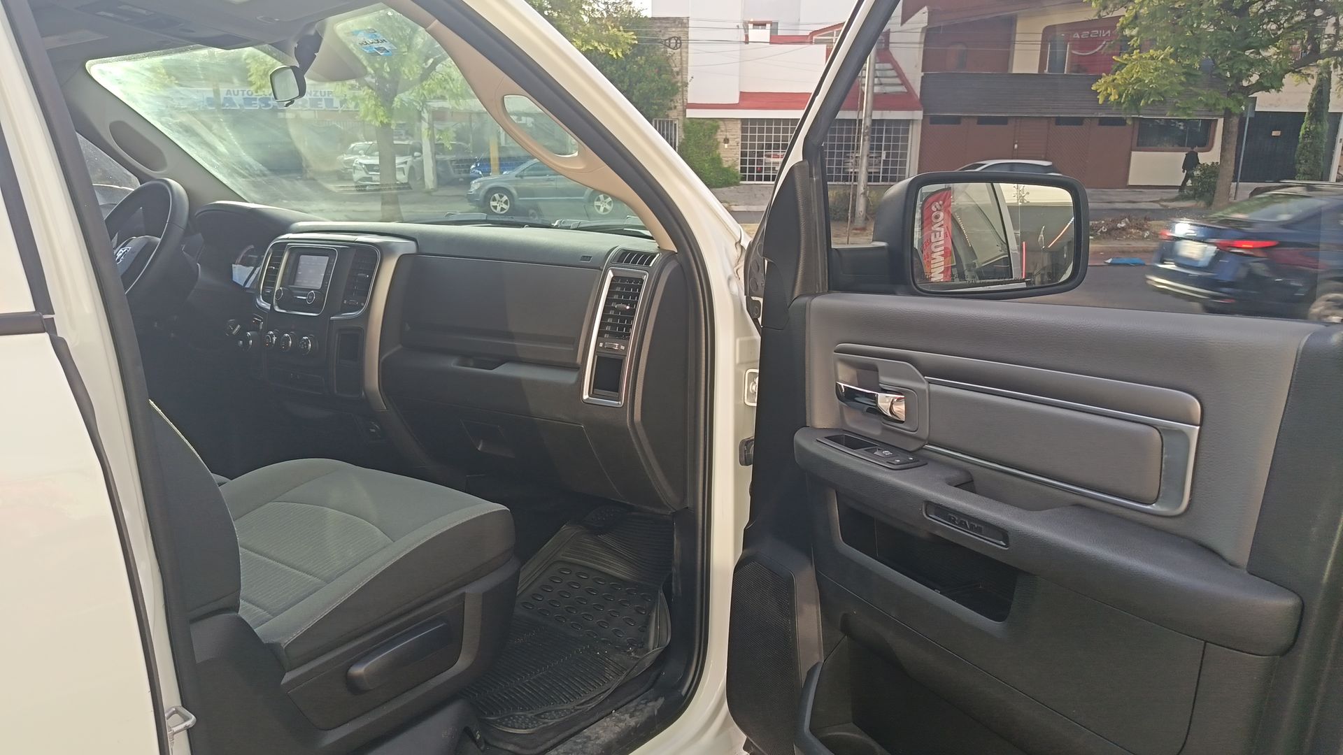 2023 RAM Ram 1500 4p SLT Crew Cab V8/5.7 Aut 4x4 Trabajo