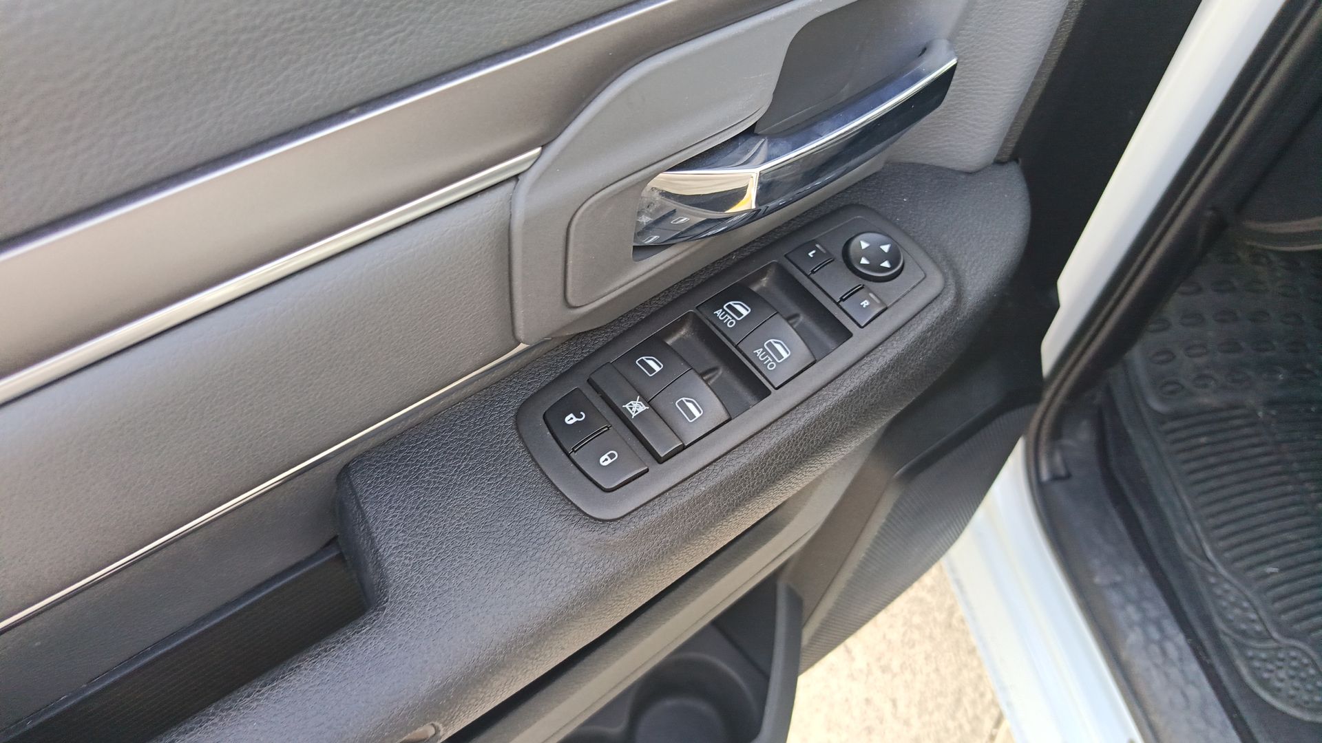 2023 RAM Ram 1500 4p SLT Crew Cab V8/5.7 Aut 4x4 Trabajo
