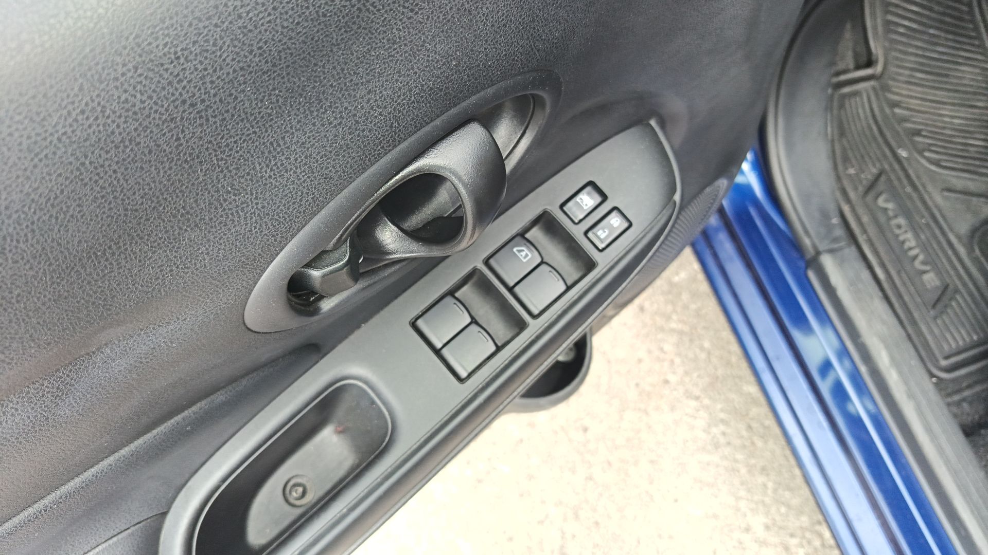 2023 Nissan V-Drive 4p L4/1.6 Man Audio