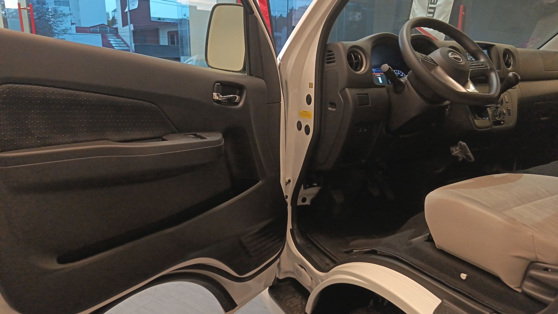 2026 Nissan Urvan URVAN PASAJEROS 4 PUERTAS 14 PAS AMPLIA TM 2.5 LTS