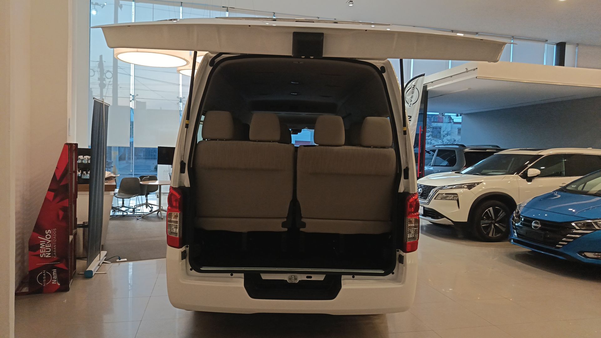 2026 Nissan Urvan URVAN PASAJEROS 4 PUERTAS 14 PAS AMPLIA TM 2.5 LTS