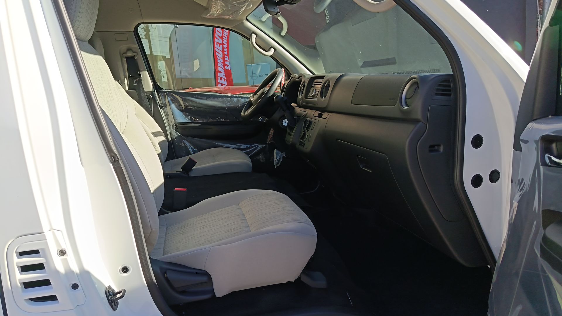 2025 Nissan Urvan 4p Amplia L4/2.5 Man 15/Pas P/Seg