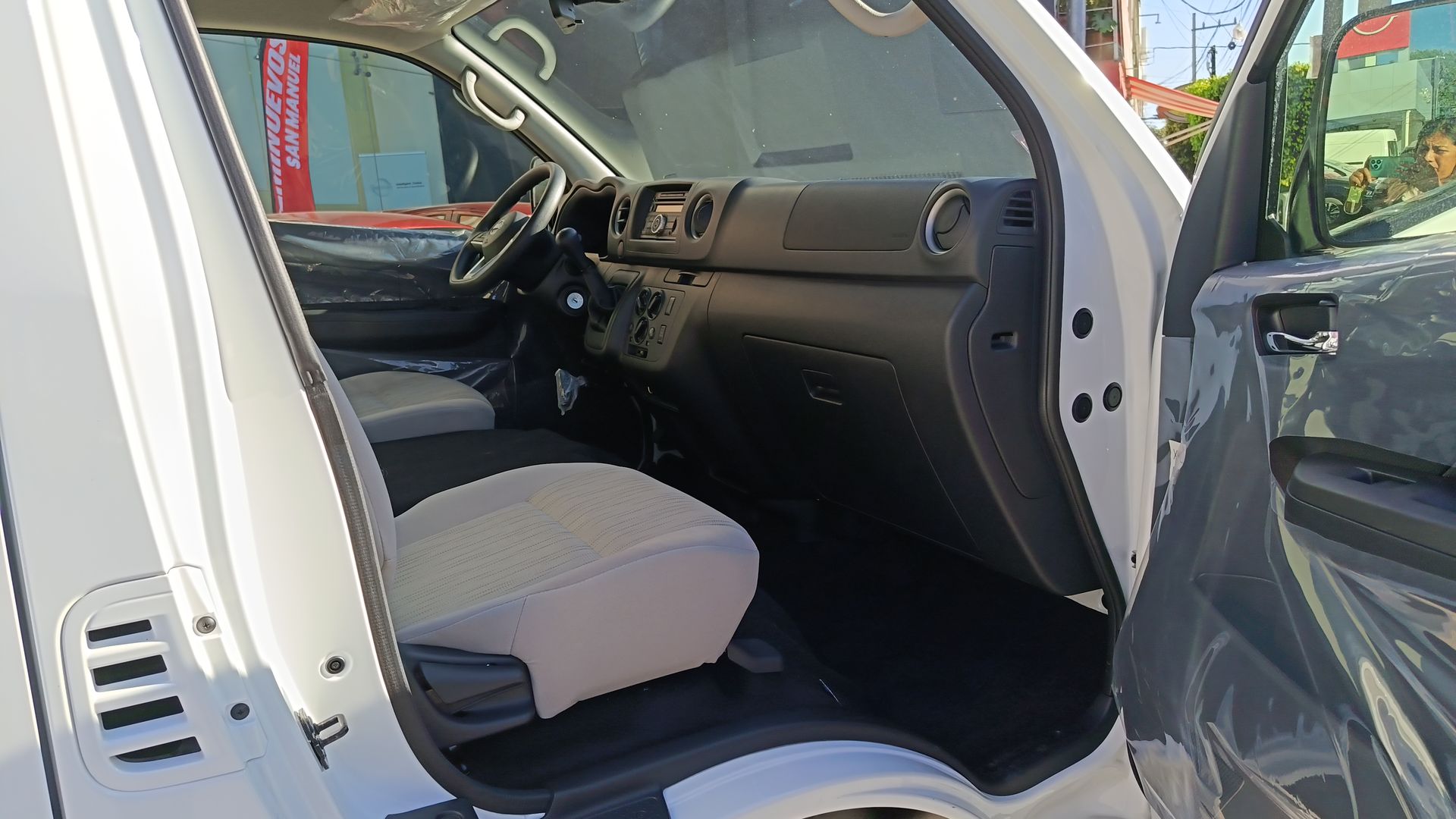 2025 Nissan Urvan 4p Amplia L4/2.5 Man 15/Pas P/Seg