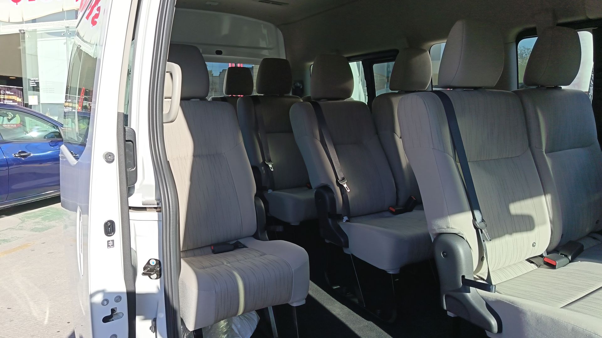 2025 Nissan Urvan 4p Amplia L4/2.5 Man 15/Pas P/Seg