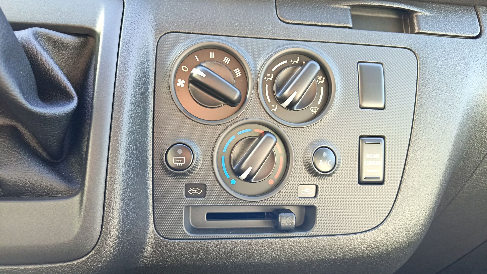 2025 Nissan Urvan 4p Amplia L4/2.5 Man 15/Pas P/Seg