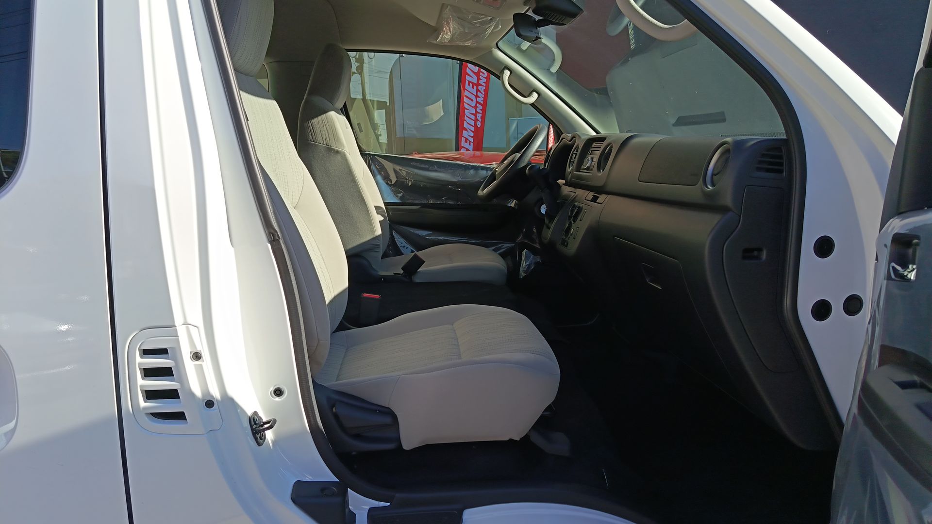 2025 Nissan Urvan 4p Amplia L4/2.5 Man 15/Pas P/Seg