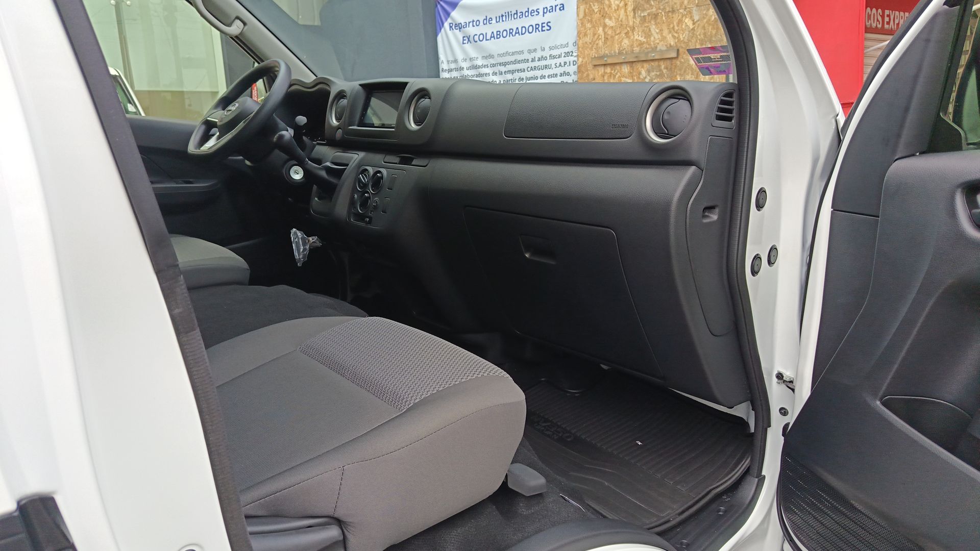 2026 Nissan Urvan 4p Amplia L4/2.5 Man Ventanas